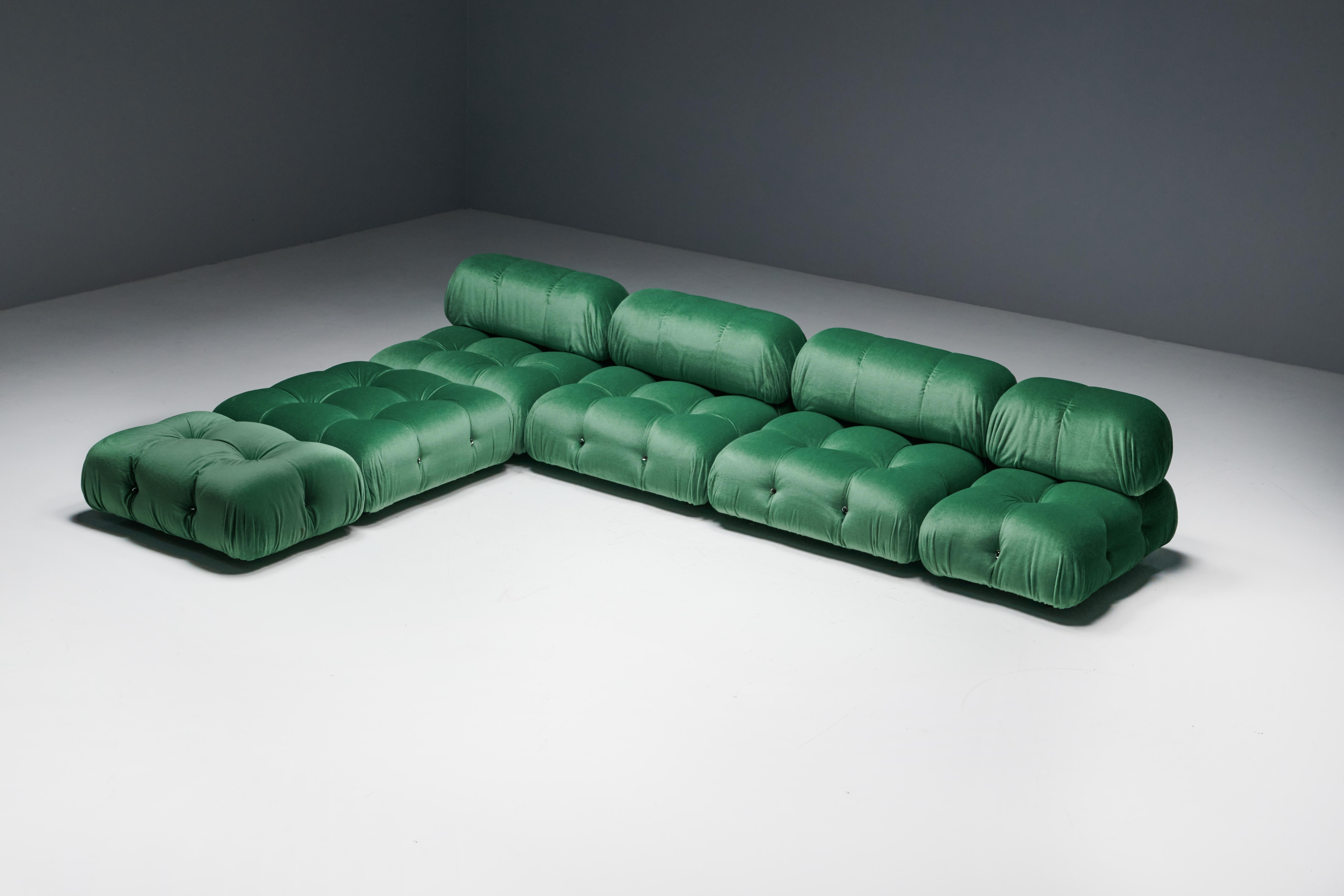 Canapé modulaire Camaleonda de Mario Bellini pour B&B Italia, un meuble intemporel apparu sur la scène du design dans les années 1970. Composé de quatre grands éléments d'assise et de deux plus petits, tous équipés de dossiers, ce canapé