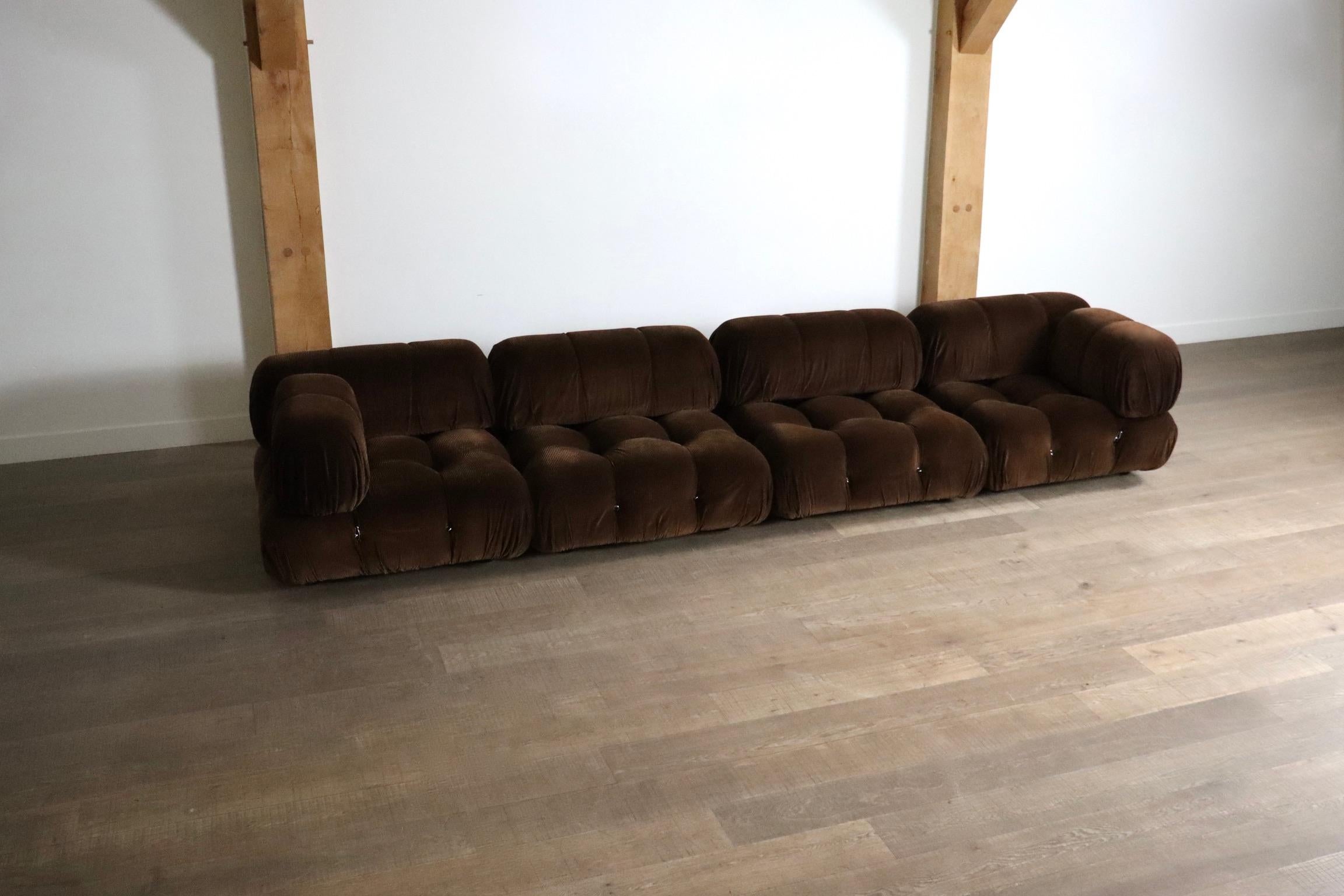 Atemberaubendes Camaleonda-Sofa von Mario Bellini in der originalen braunen Kord-Polsterung von C&B Italia, Italien, 1969.

Dieses schöne Set besteht aus vier großen Elementen, davon zwei mit Eckelement, alle in komplett originalem und