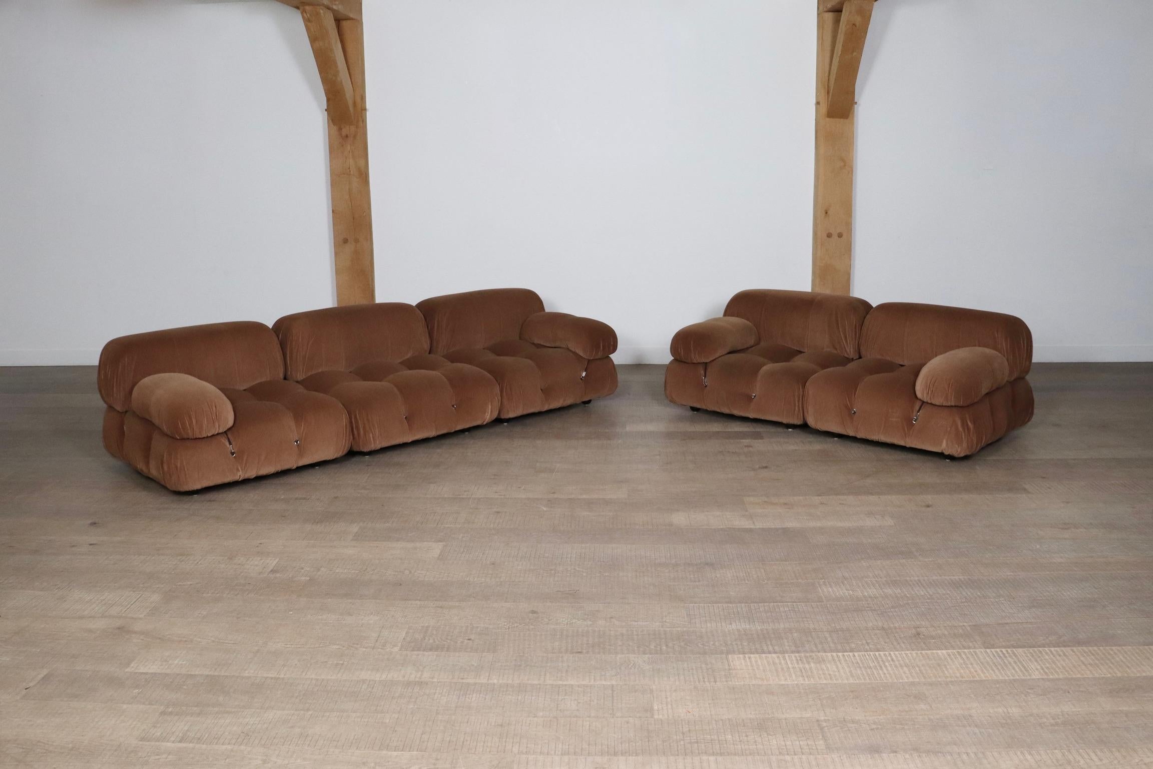 Mario Bellini’s, ‘Camaleonda’ sofa, in the original camel/ caramel brown velvet upholstery by B&B Italia, Italy, 1972.
This beautiful set consists of five large elements, of which four with armrests, all in completely original and very nice