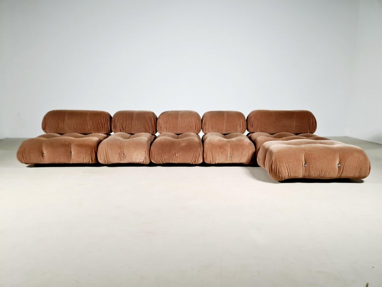 First edition Mario Bellini Camaleonda sofa from the early 1970s. The sectional elements of this sofa can be used freely and apart from one another. Because the sofa is modular and backs and armrests are provided with rings and carabiners, you can