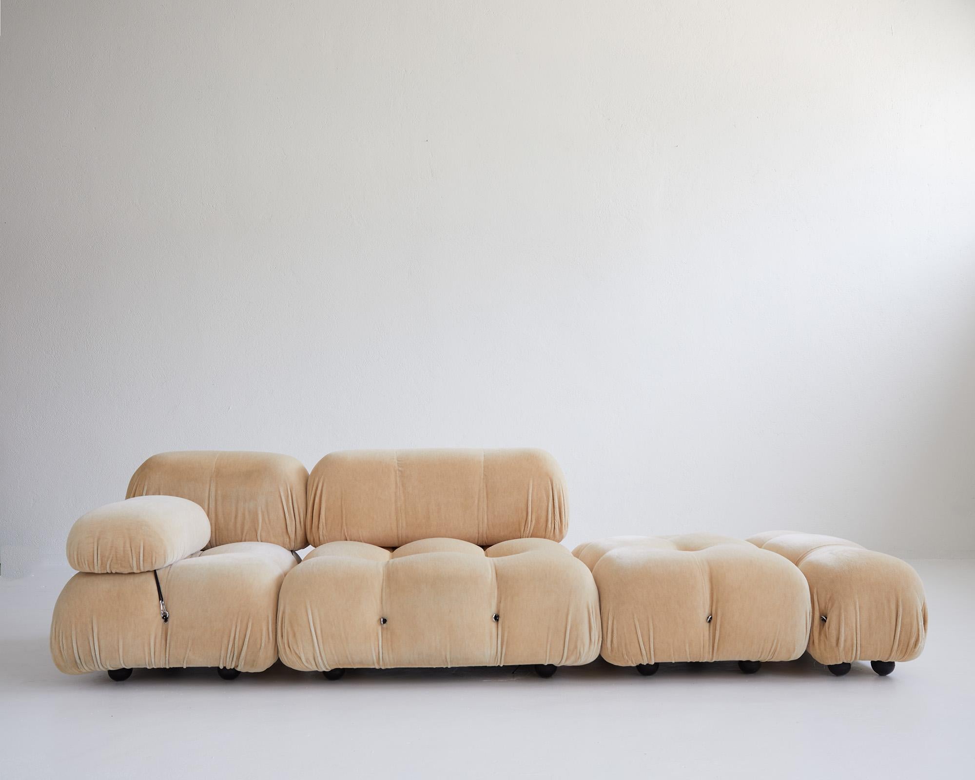 Camaleonda sofa in sand mohair velvet by Mario Bellini for C&B Italia 1970

Composed of one big element, two middle size elements and one small element.

All elements come with their specific headrests and one armrest.

Very rare in this