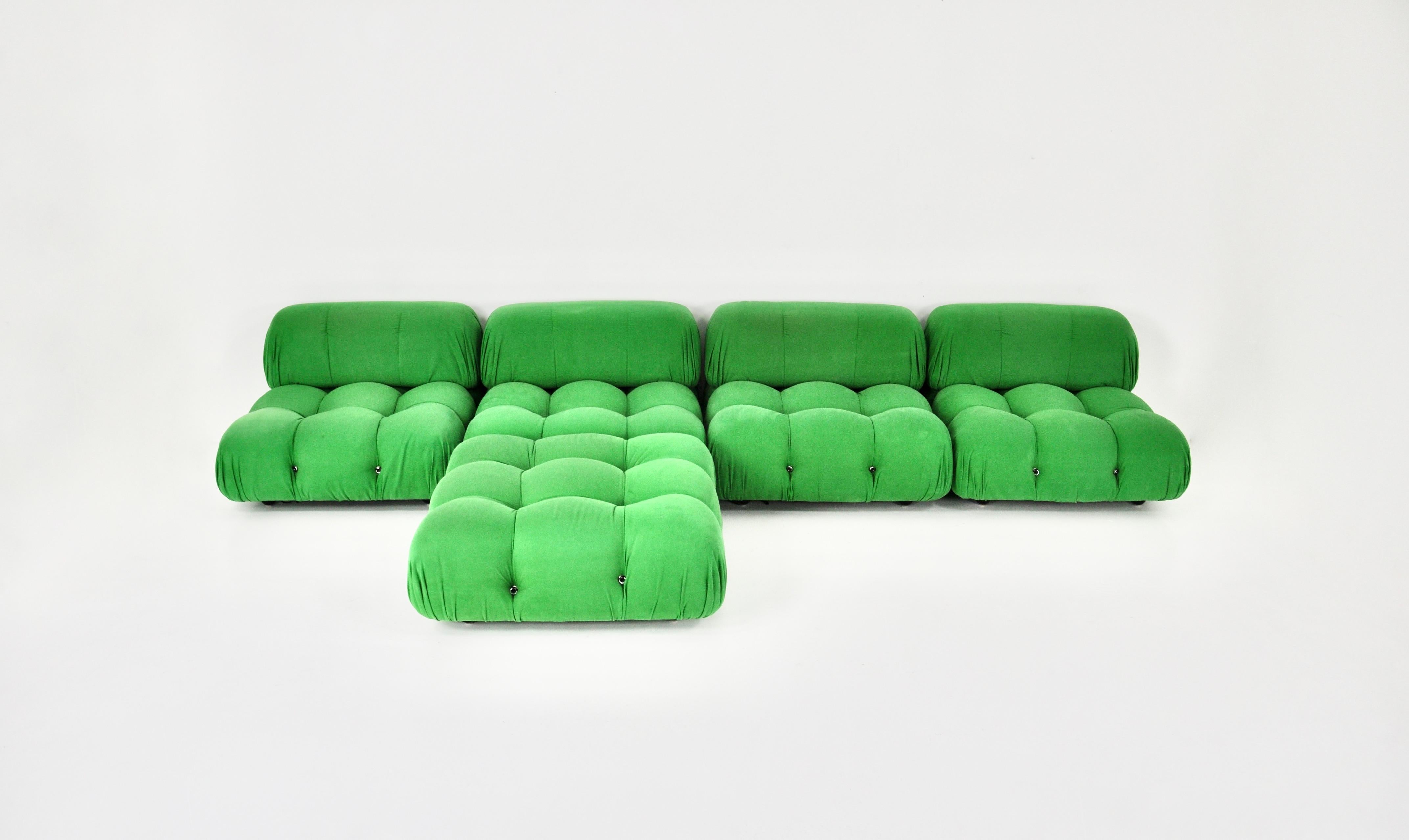 Sofá de tela verde. Hay 4 piezas grandes y una otomana. Altura del asiento: 35 cm. Dimensiones de una pieza: Alto: 65 cm Ancho: 93 cm Fondo: 93 cm
Dimensiones del puf : Alto : 35 cm Ancho : 93 cm Fondo : 93 cm.
Modular como quieras.
Con el sello B&B