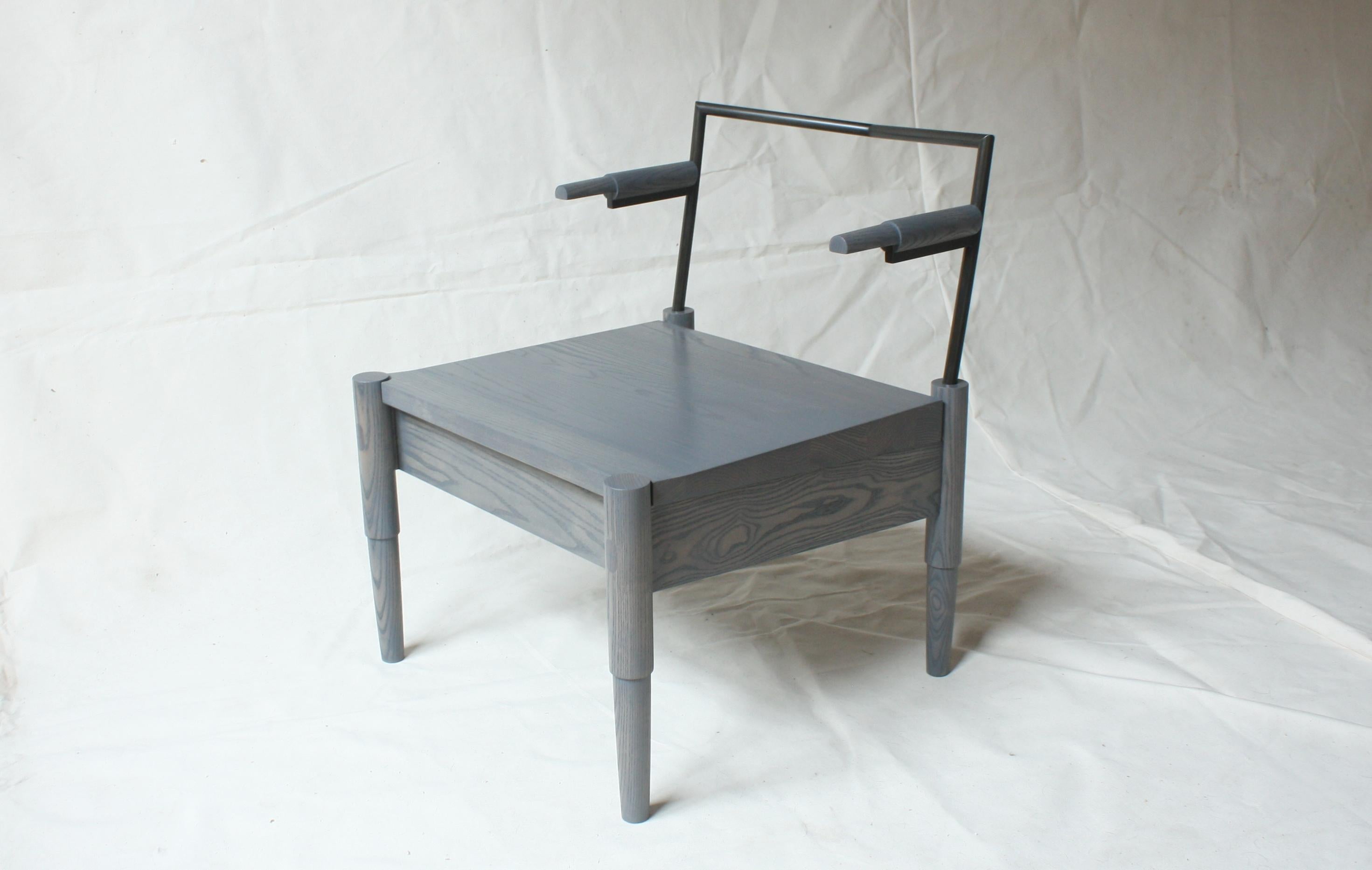 Noirci Chaise longue Camber faite à la main par Laylo Studio en vente