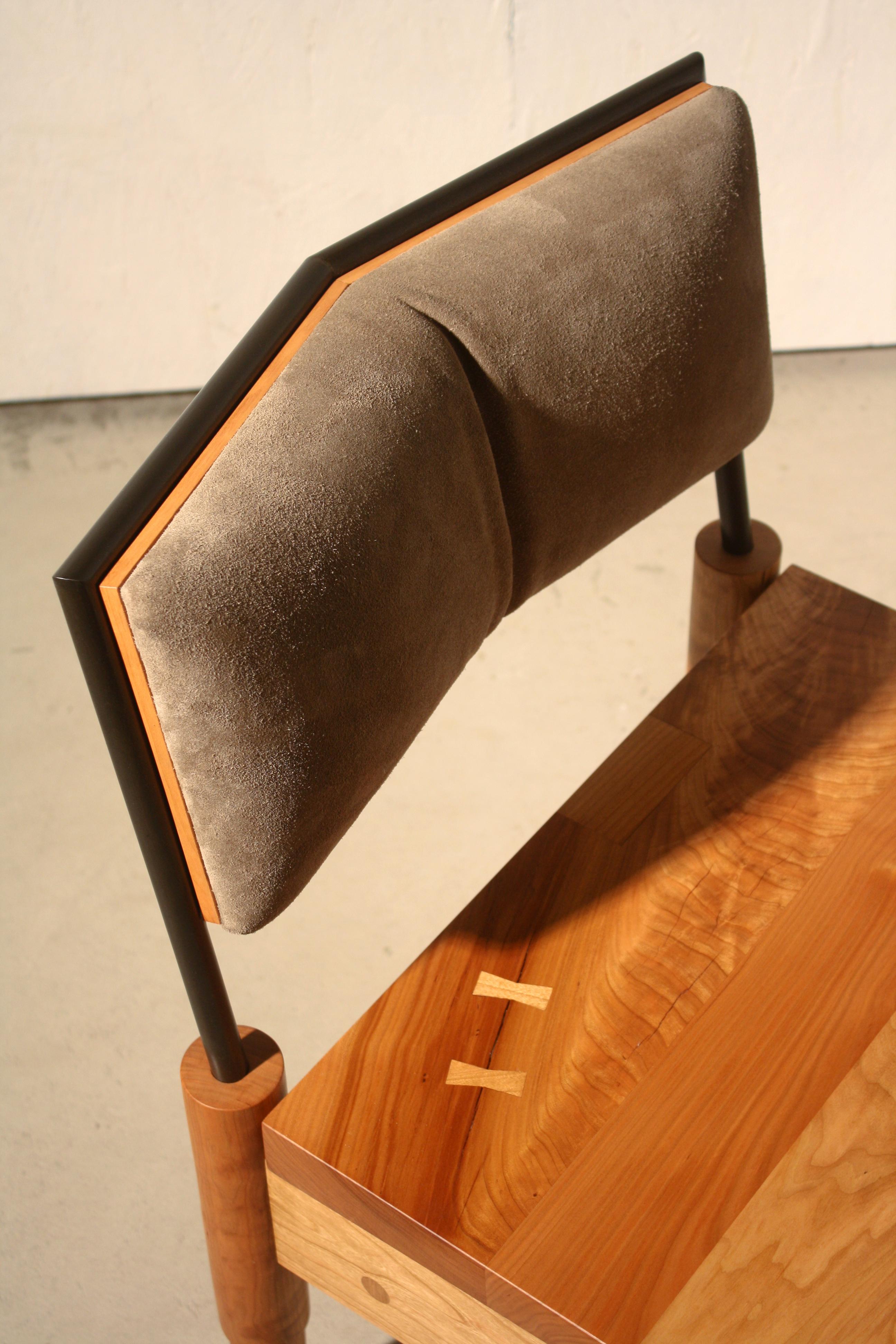 Silla de salón Camber hecha a mano con respaldo de ante tapizado por Laylo Studio Estadounidense en venta