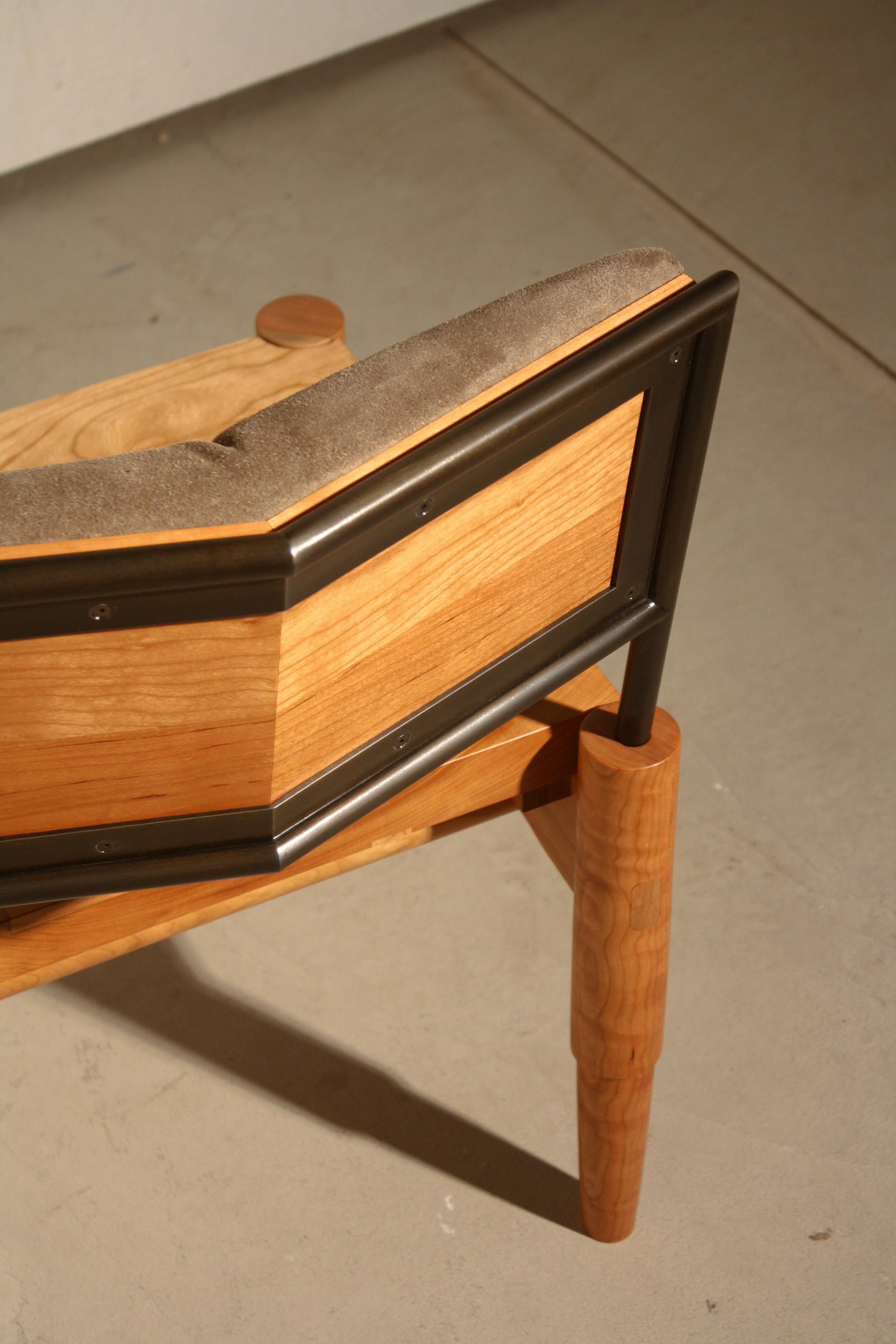 Handgefertigter Sessel aus Kammerholz mit gepolsterter Wildlederrückenlehne von Laylo Studio (Geschwärzt) im Angebot