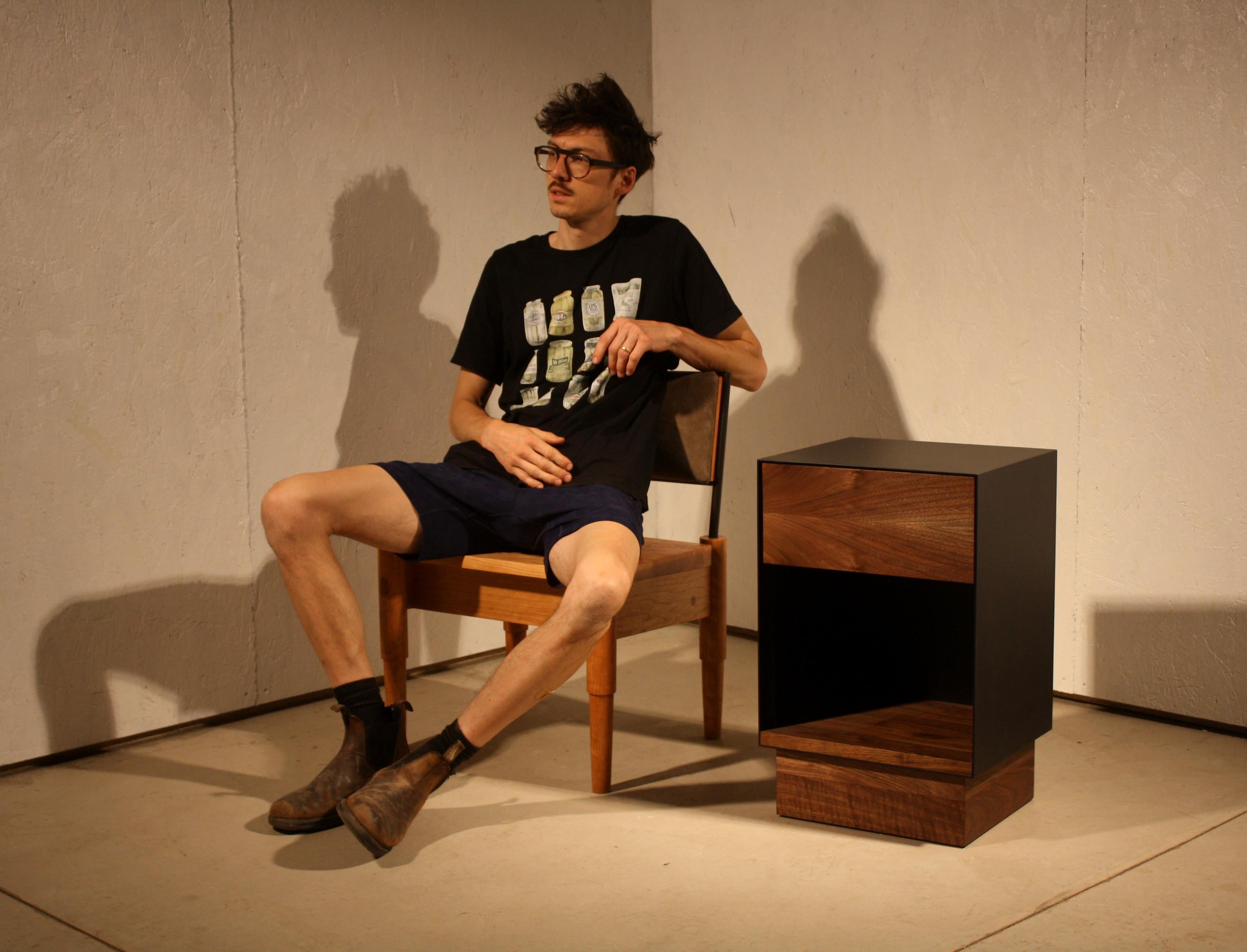 Handgefertigter Sessel aus Kammerholz mit gepolsterter Wildlederrückenlehne von Laylo Studio im Zustand „Neu“ im Angebot in Chicago, IL