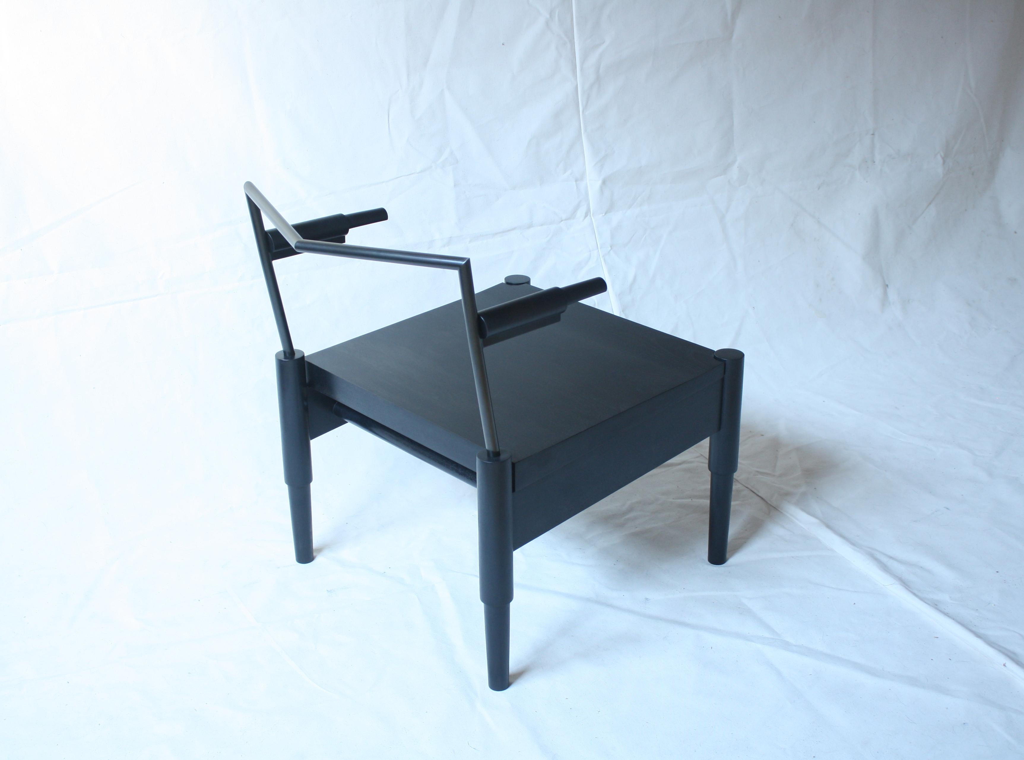 Acier Chaise longue en caoutchouc faite à la main avec dossier en daim rembourré par Laylo Studio en vente