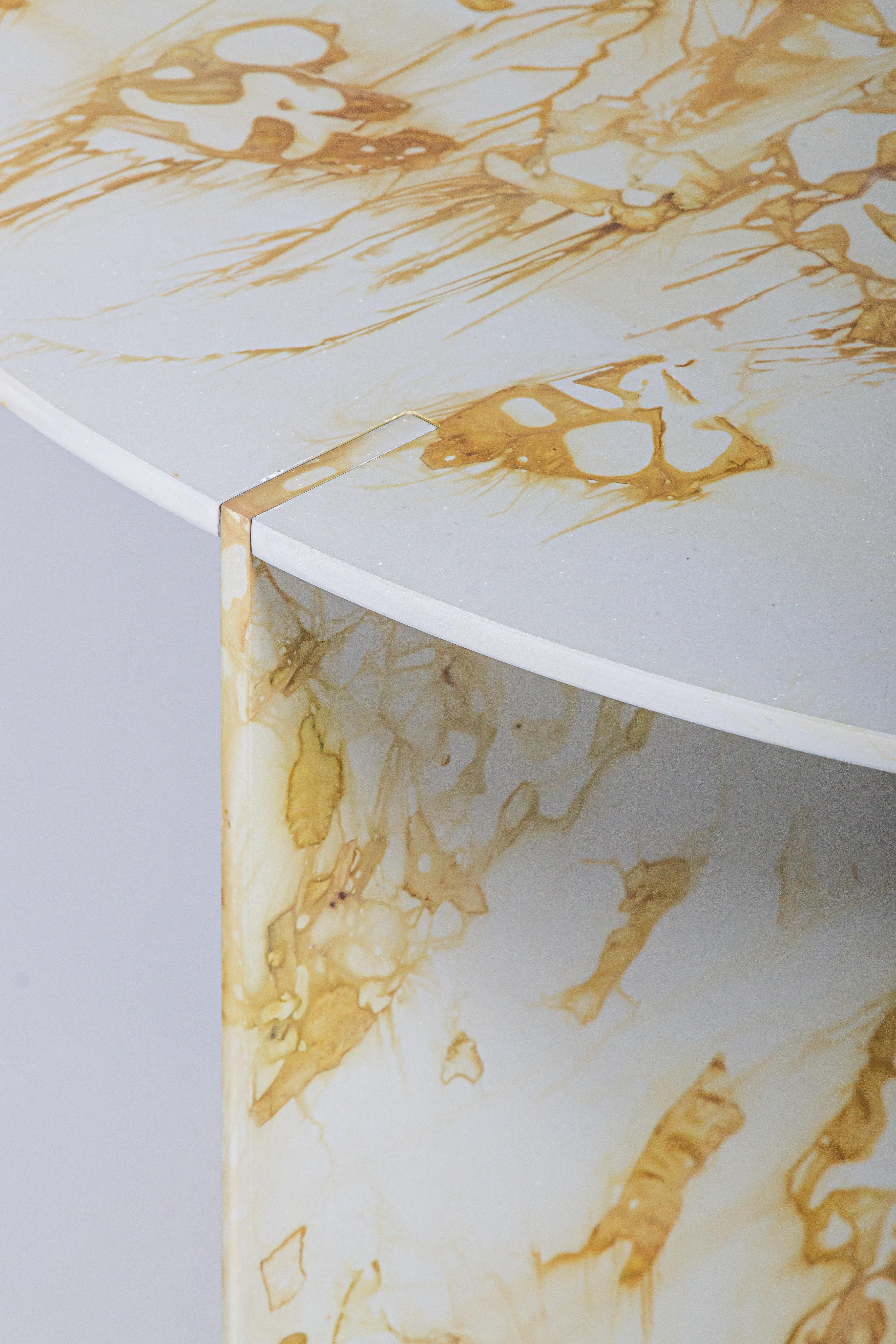 Cambium Couchtisch aus mattiertem, pflanzengefärbtem und eloxiertem Aluminium von Studio Loop Loop (Eloxiert) im Angebot