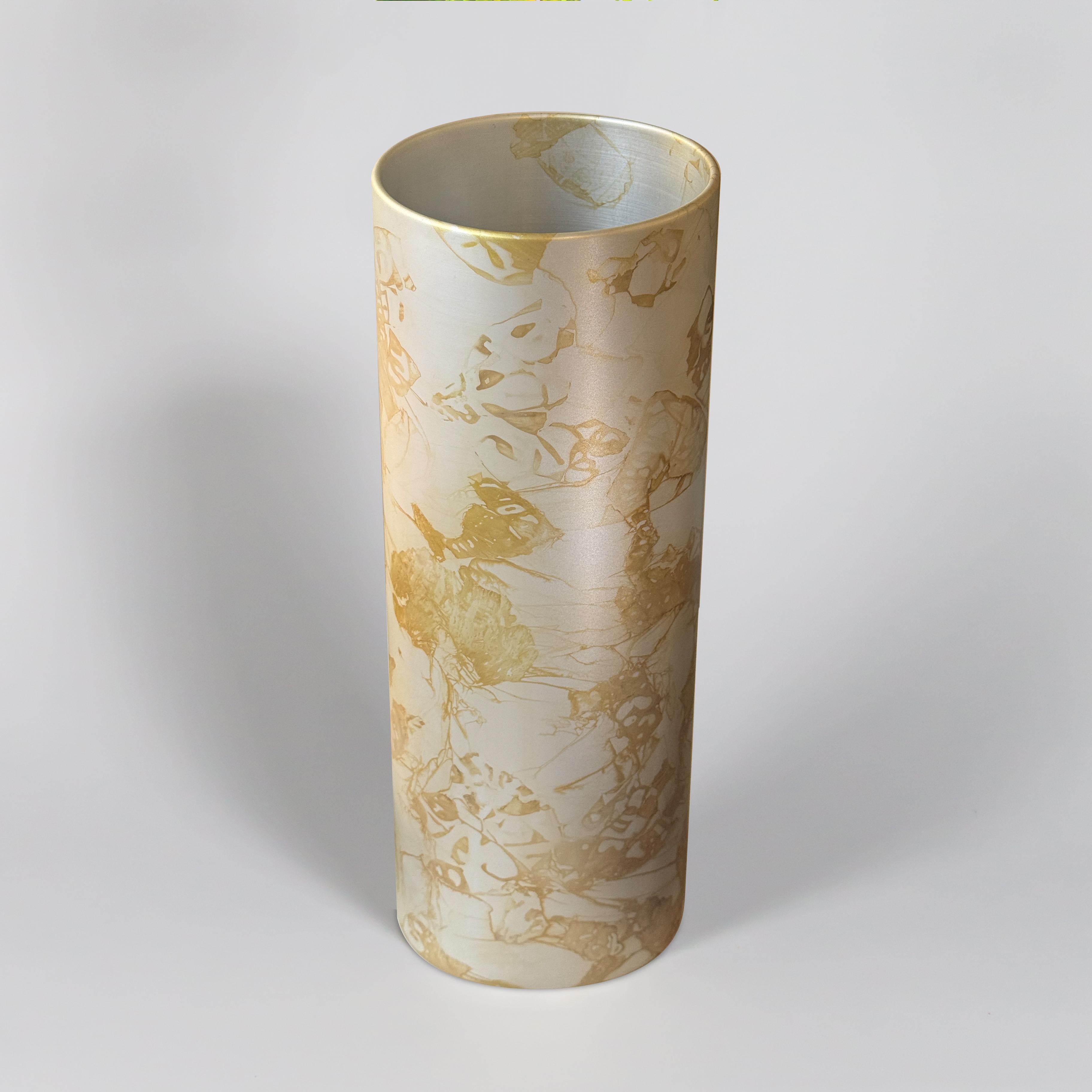 Cambium Green Large Vase Matte Plant-Dyed Anodized Aluminium by Studio Loop Loop In New Condition For Sale In New York, NY