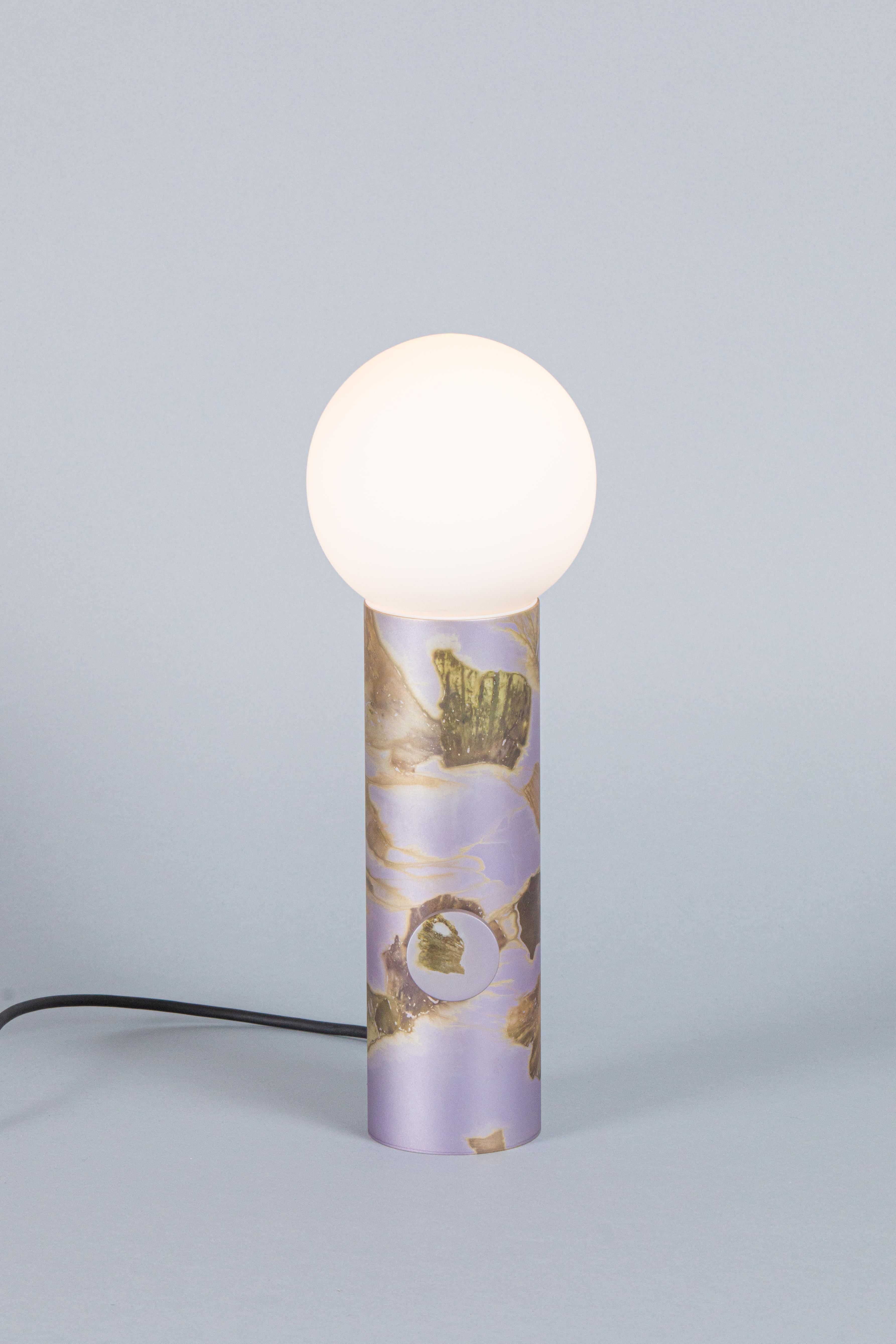 Moderne Lampe à poser Cambium Purple Matte Plant-Dyed Anodized Aluminium Studio Loop Loop en vente