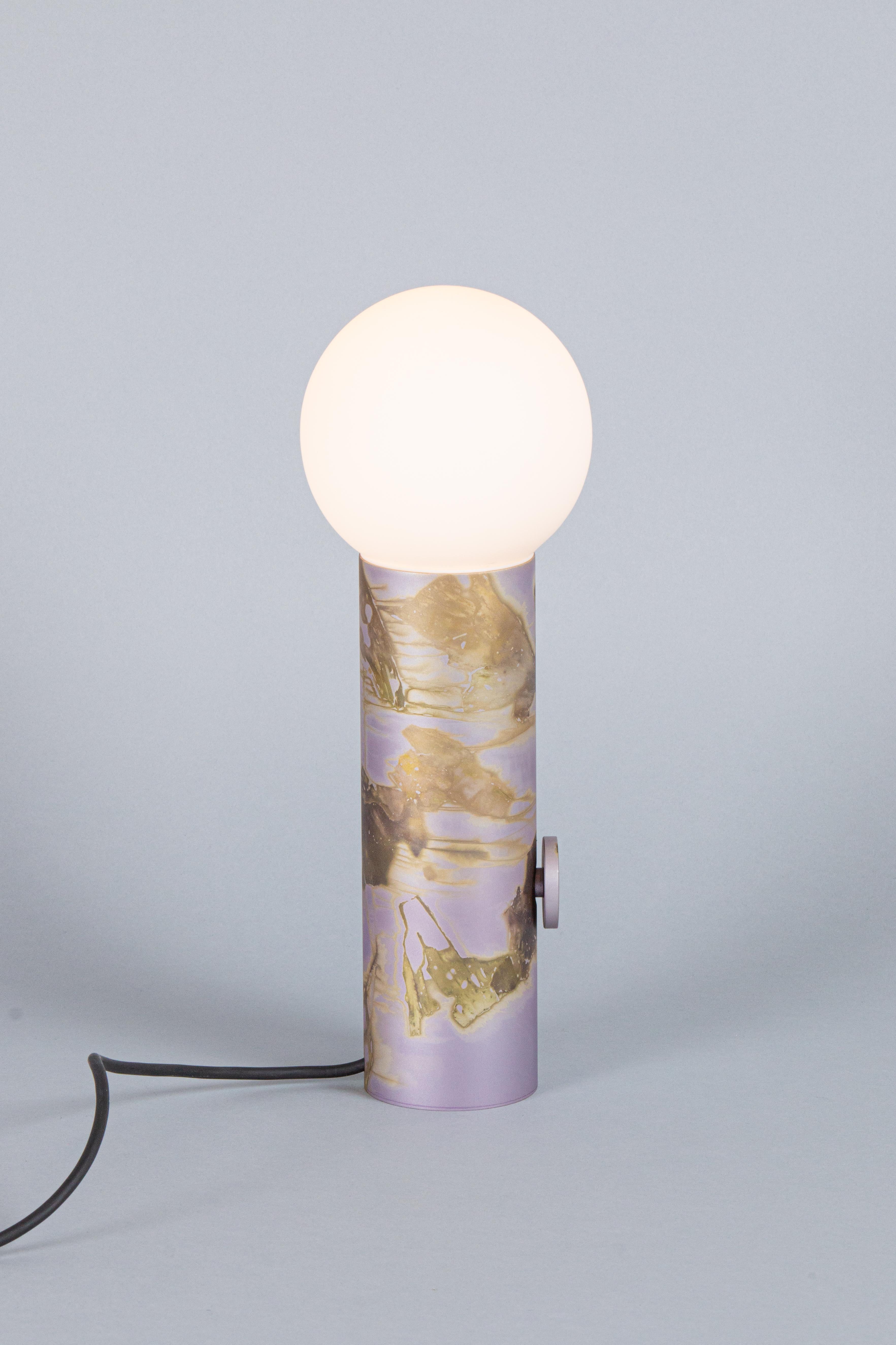 Européen Lampe à poser Cambium Purple Matte Plant-Dyed Anodized Aluminium Studio Loop Loop en vente