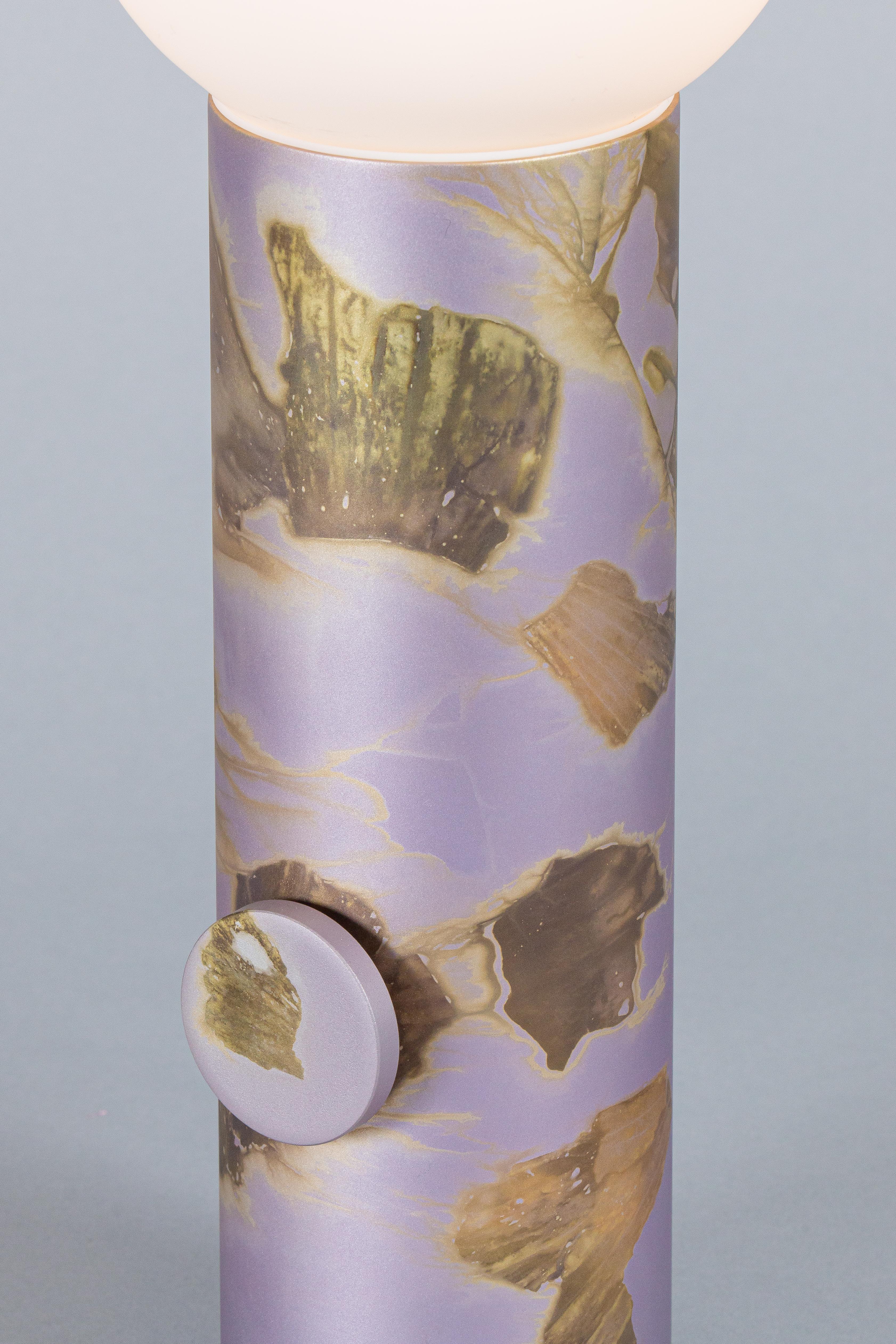 Anodisé Lampe à poser Cambium Purple Matte Plant-Dyed Anodized Aluminium Studio Loop Loop en vente