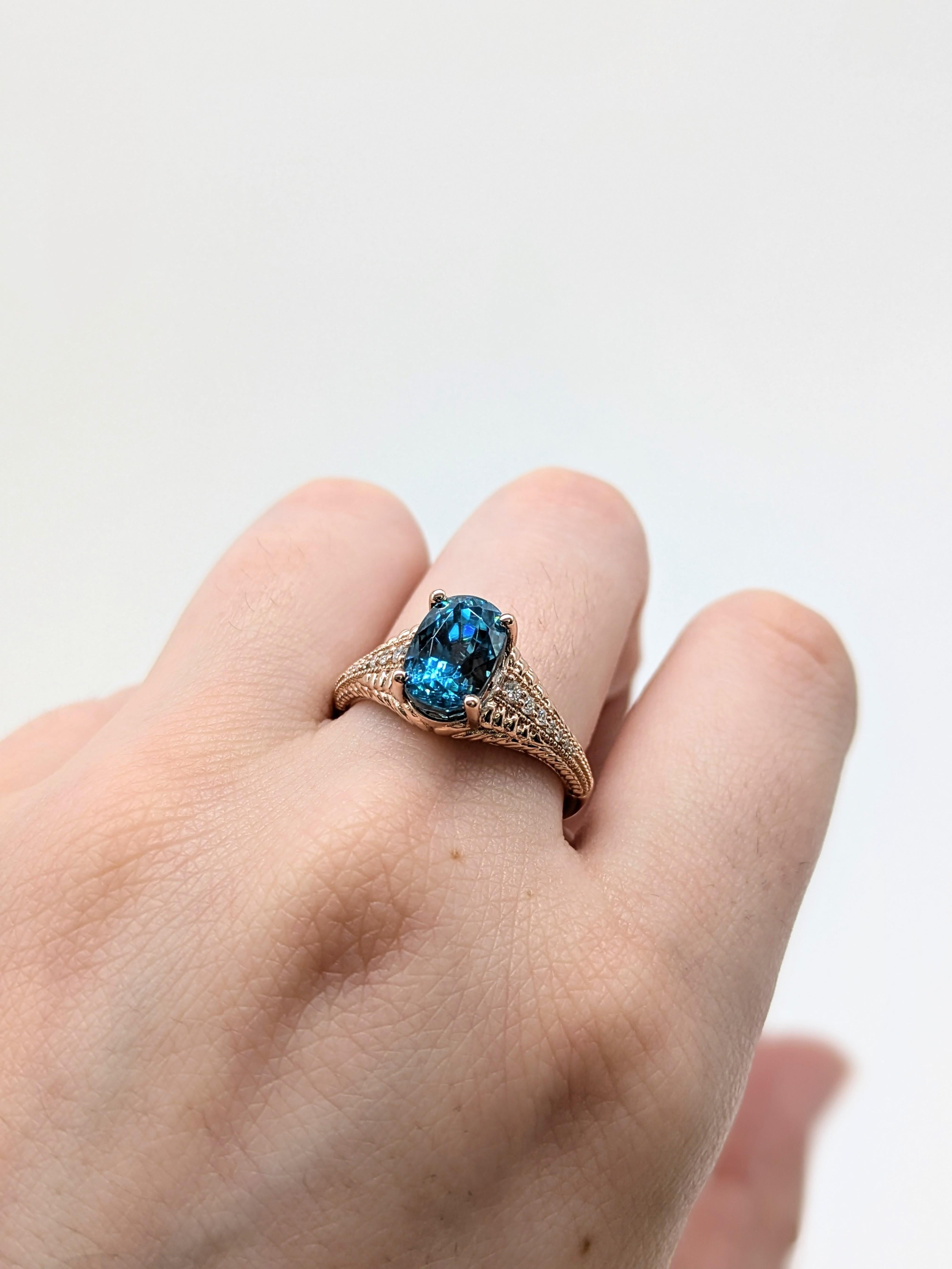 Este llamativo Circón Azul de 4,73 quilates brilla en una talla oval, enmarcado por detalles de diamantes naturales y una banda de oro rosa de 14 quilates con textura. Un verdadero anillo de declaración, perfecto para los amantes del color atrevido