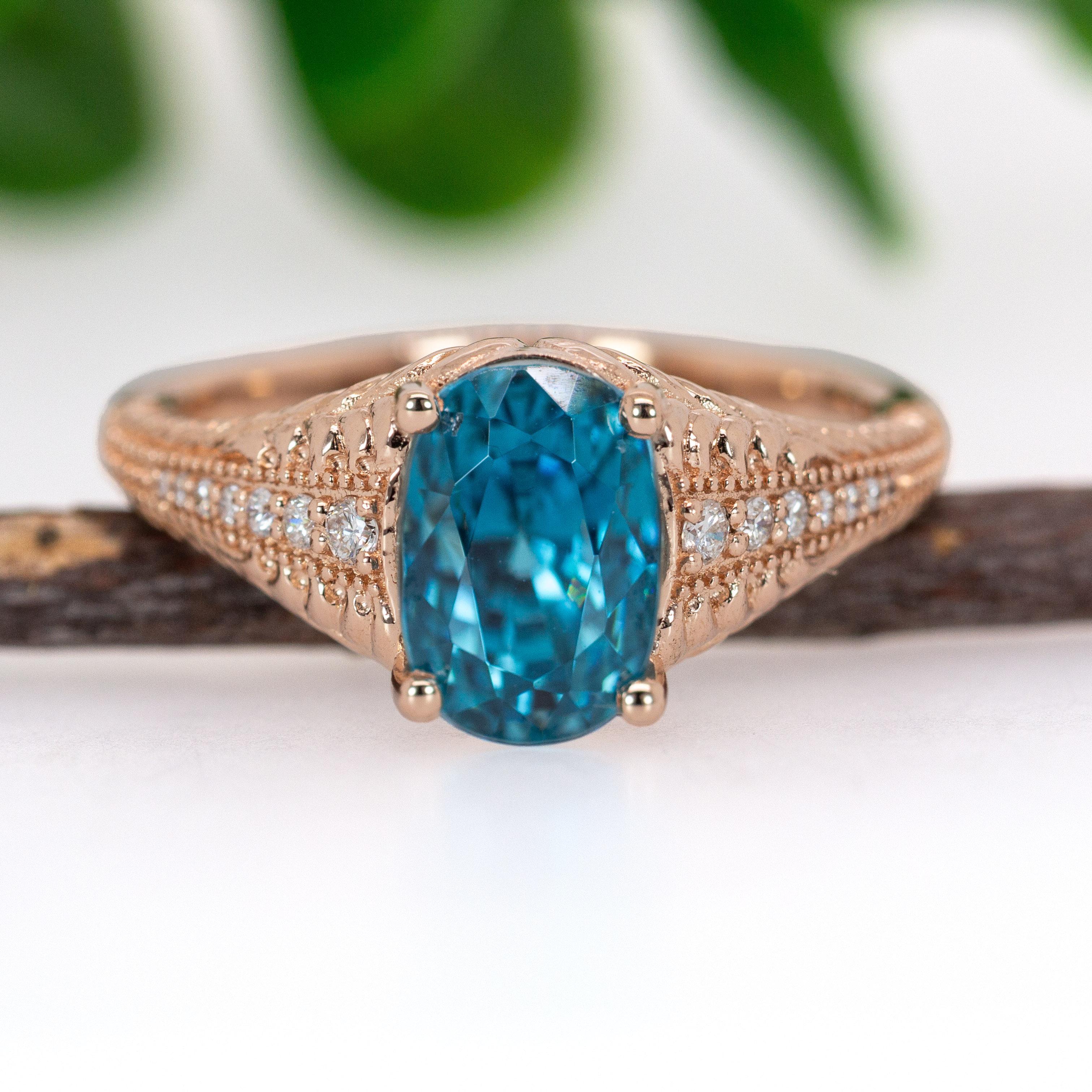 Anillo Camboyano de Circón Azul de 4,7cts con Detalles de Diamantes en Oro Macizo de 14K  OV 9x7mm Art Decó en venta