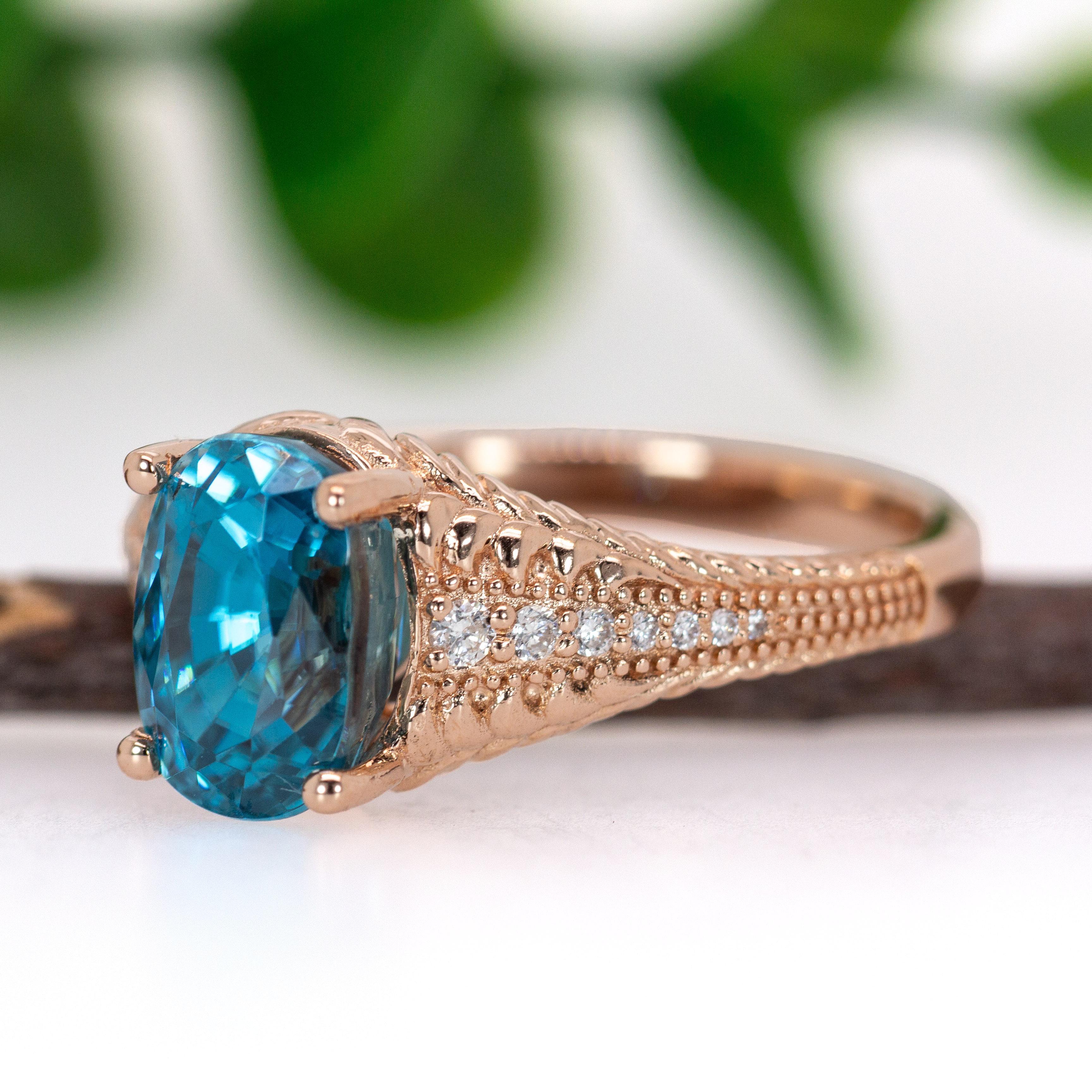 Anillo Camboyano de Circón Azul de 4,7cts con Detalles de Diamantes en Oro Macizo de 14K  OV 9x7mm Corte oval en venta