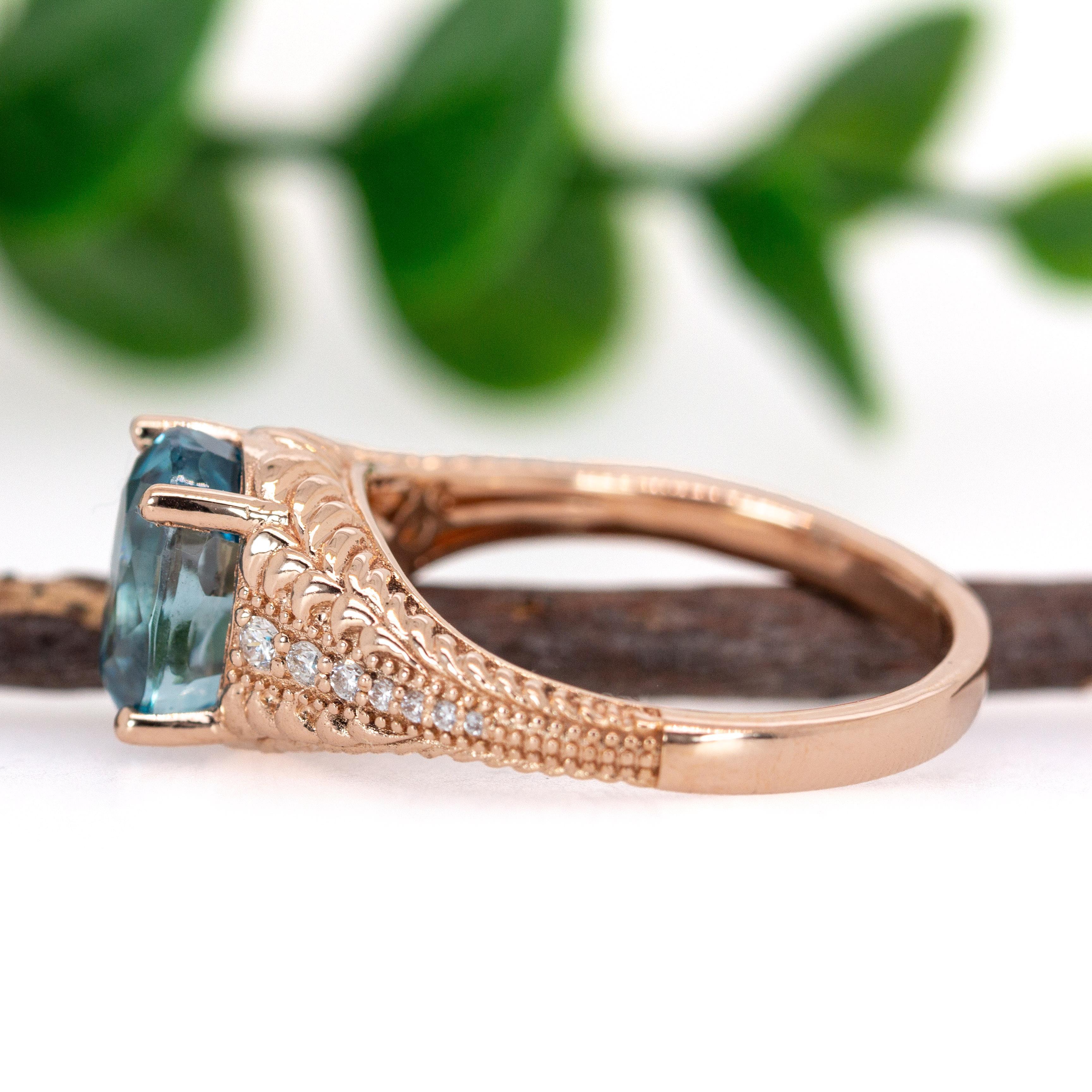 Anillo Camboyano de Circón Azul de 4,7cts con Detalles de Diamantes en Oro Macizo de 14K  OV 9x7mm en Nuevo estado para la venta en Columbus, OH
