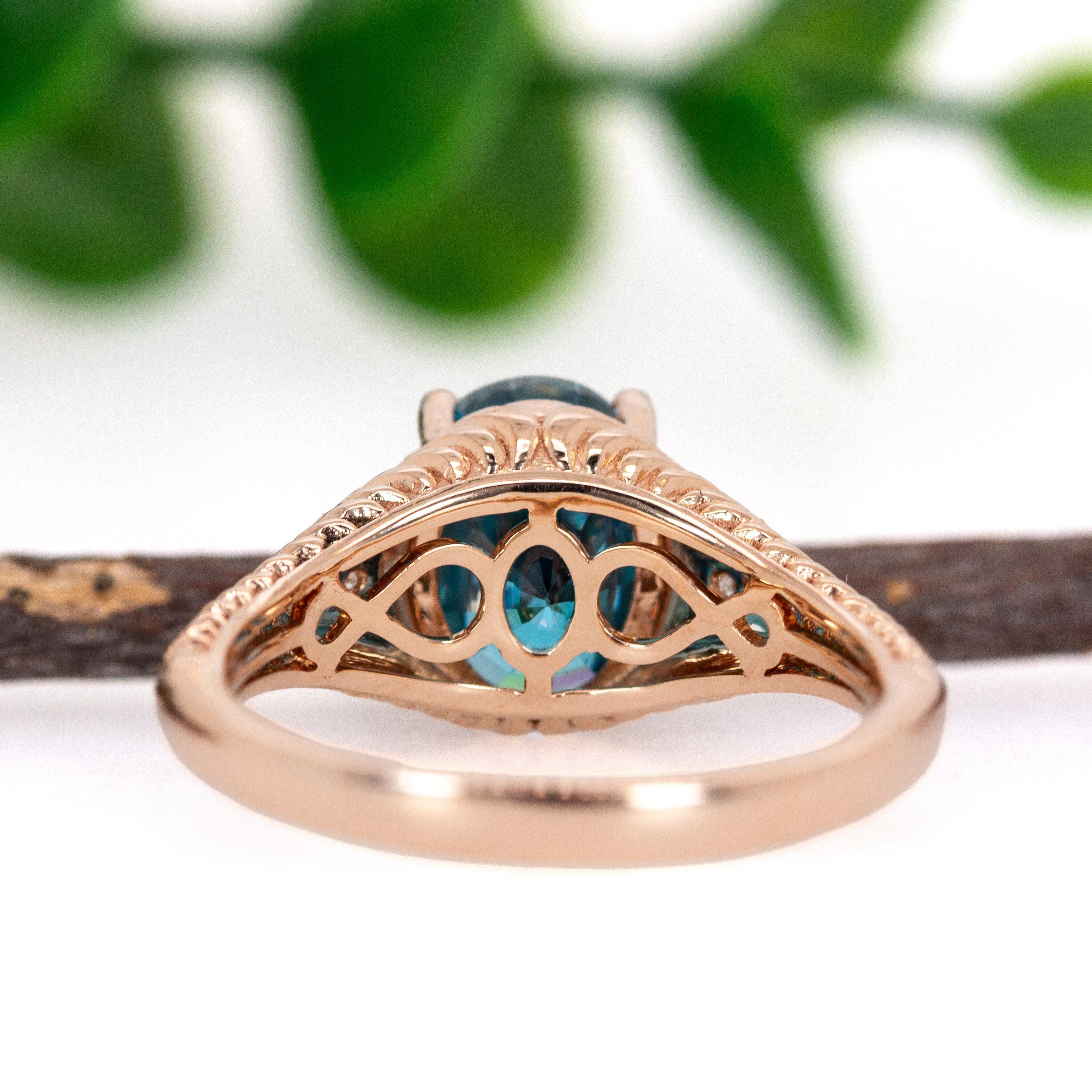 De las mujeres Anillo Camboyano de Circón Azul de 4,7cts con Detalles de Diamantes en Oro Macizo de 14K  OV 9x7mm en venta