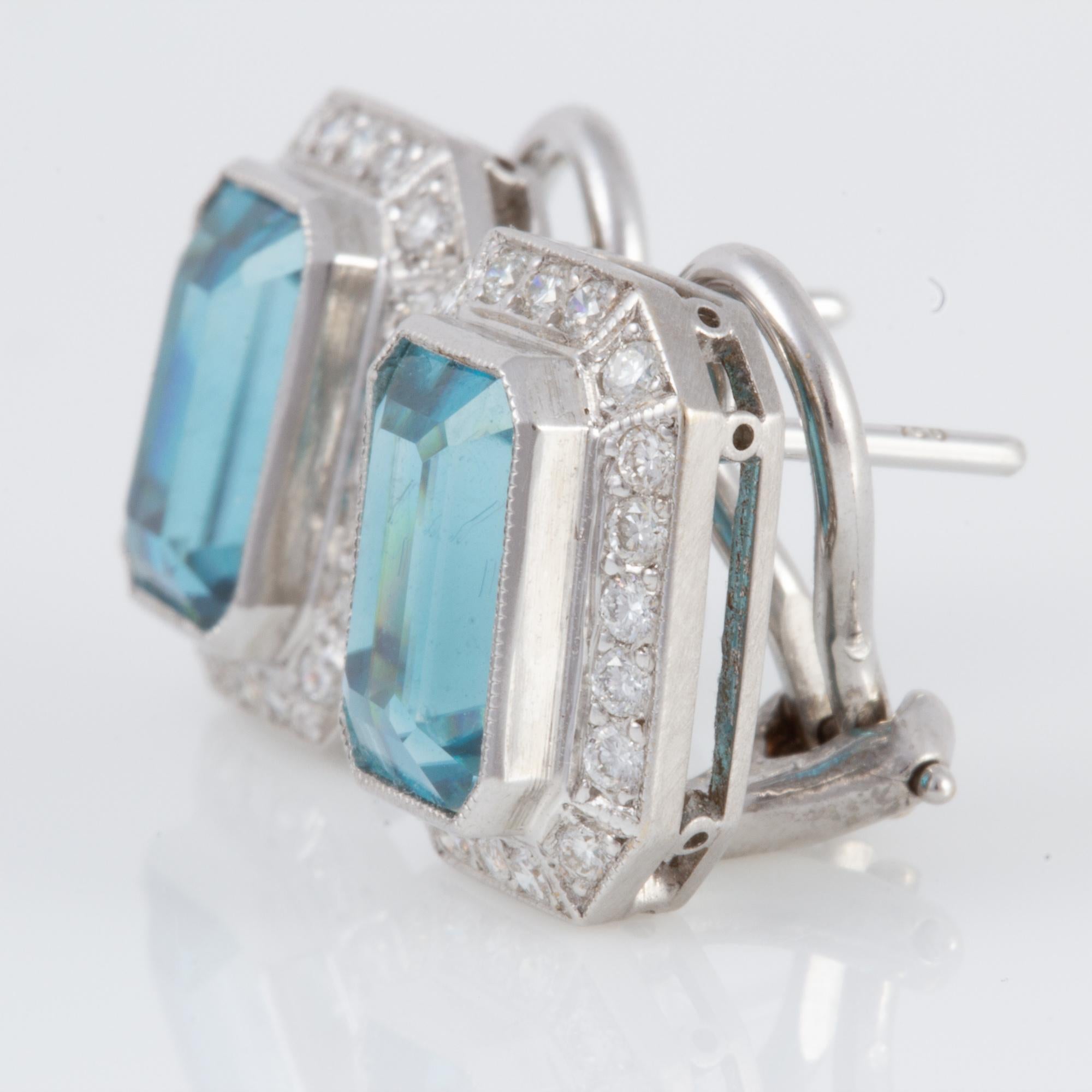 Boucles d'oreilles cambodgiennes en or 18 carats et platine avec zircon bleu et diamants en vente 7