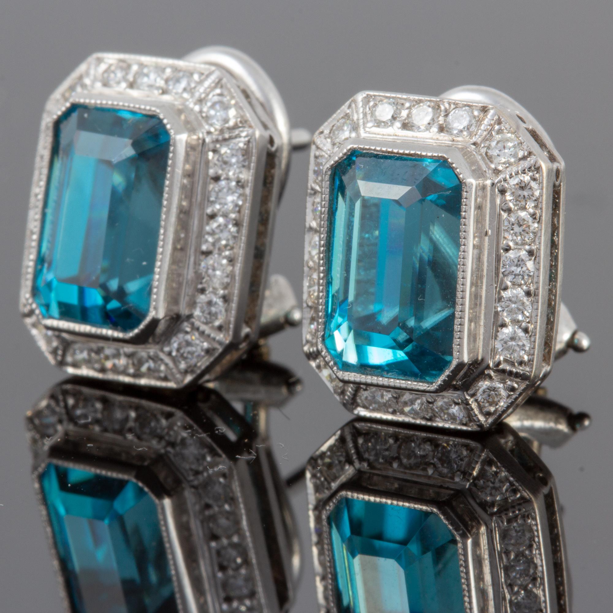Contemporain Boucles d'oreilles cambodgiennes en or 18 carats et platine avec zircon bleu et diamants en vente