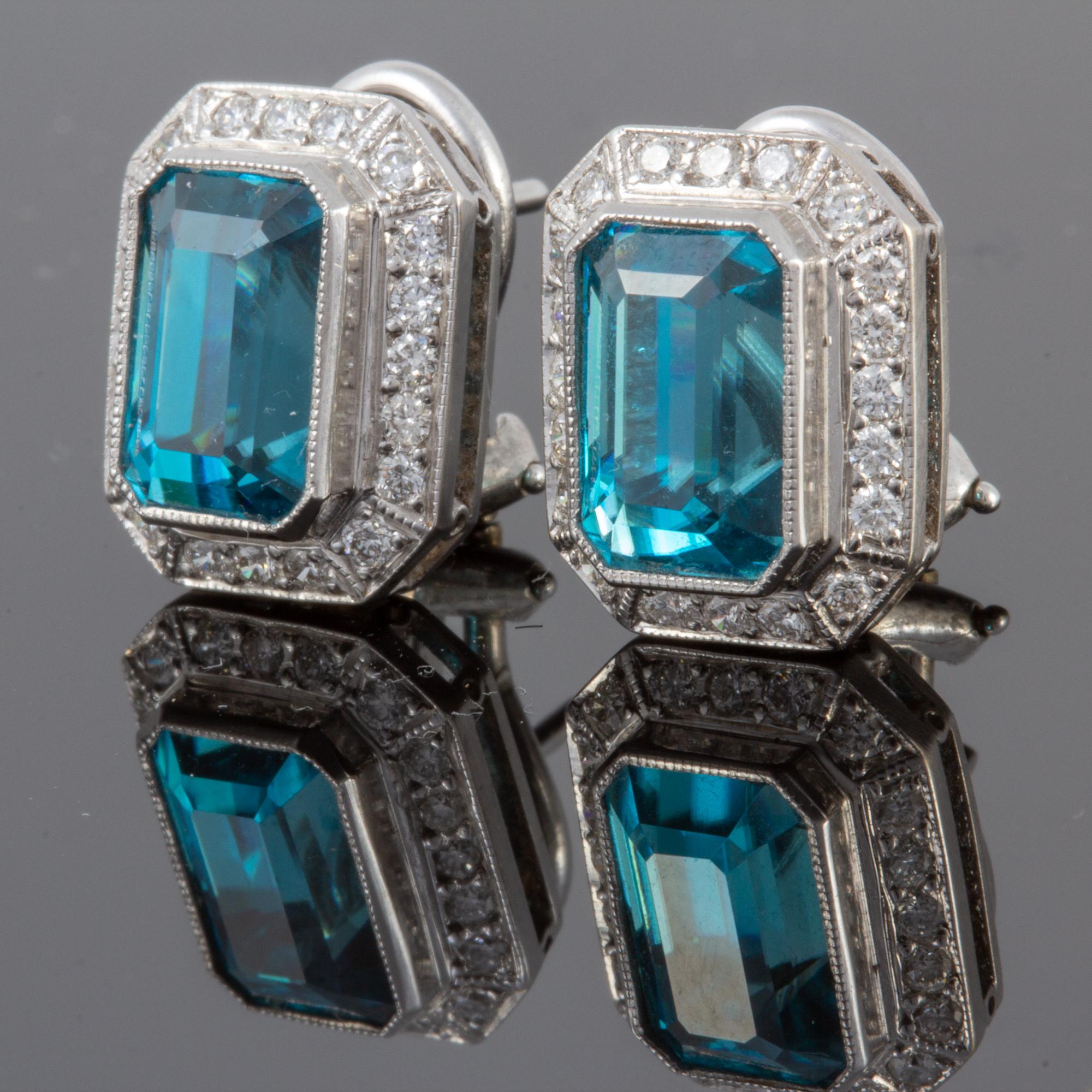 Taille émeraude Boucles d'oreilles cambodgiennes en or 18 carats et platine avec zircon bleu et diamants en vente