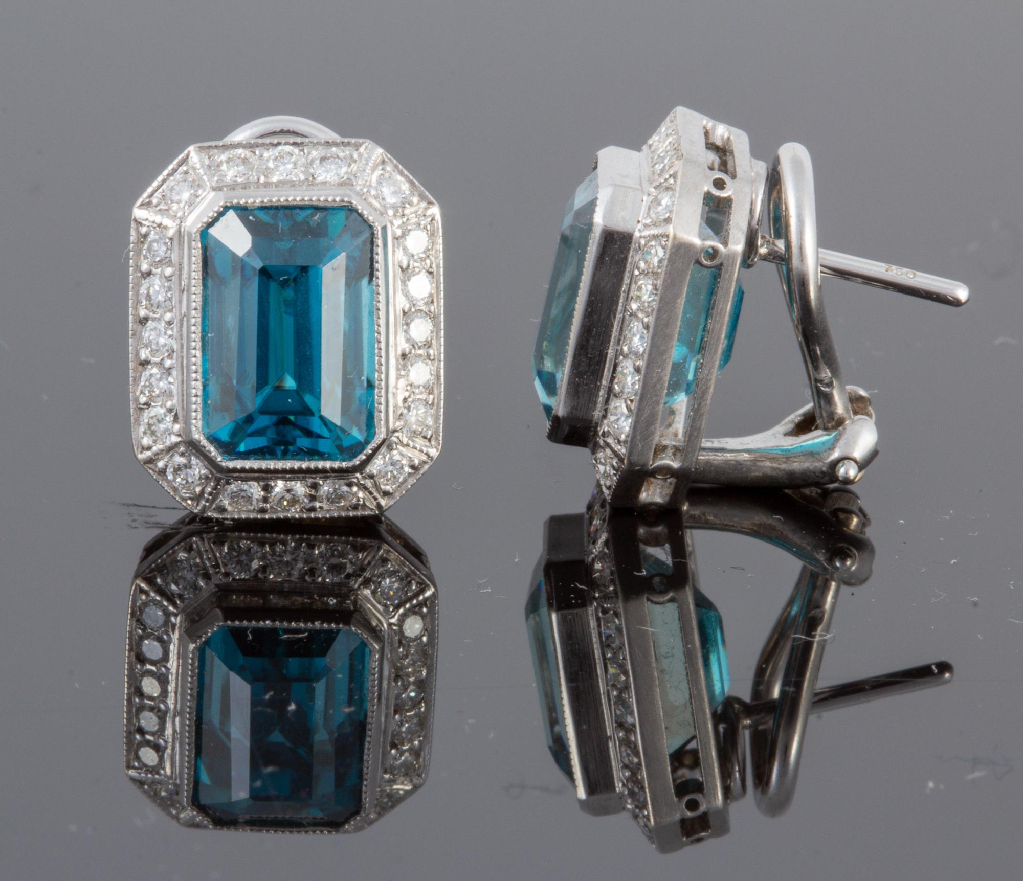 Boucles d'oreilles cambodgiennes en or 18 carats et platine avec zircon bleu et diamants en vente 1
