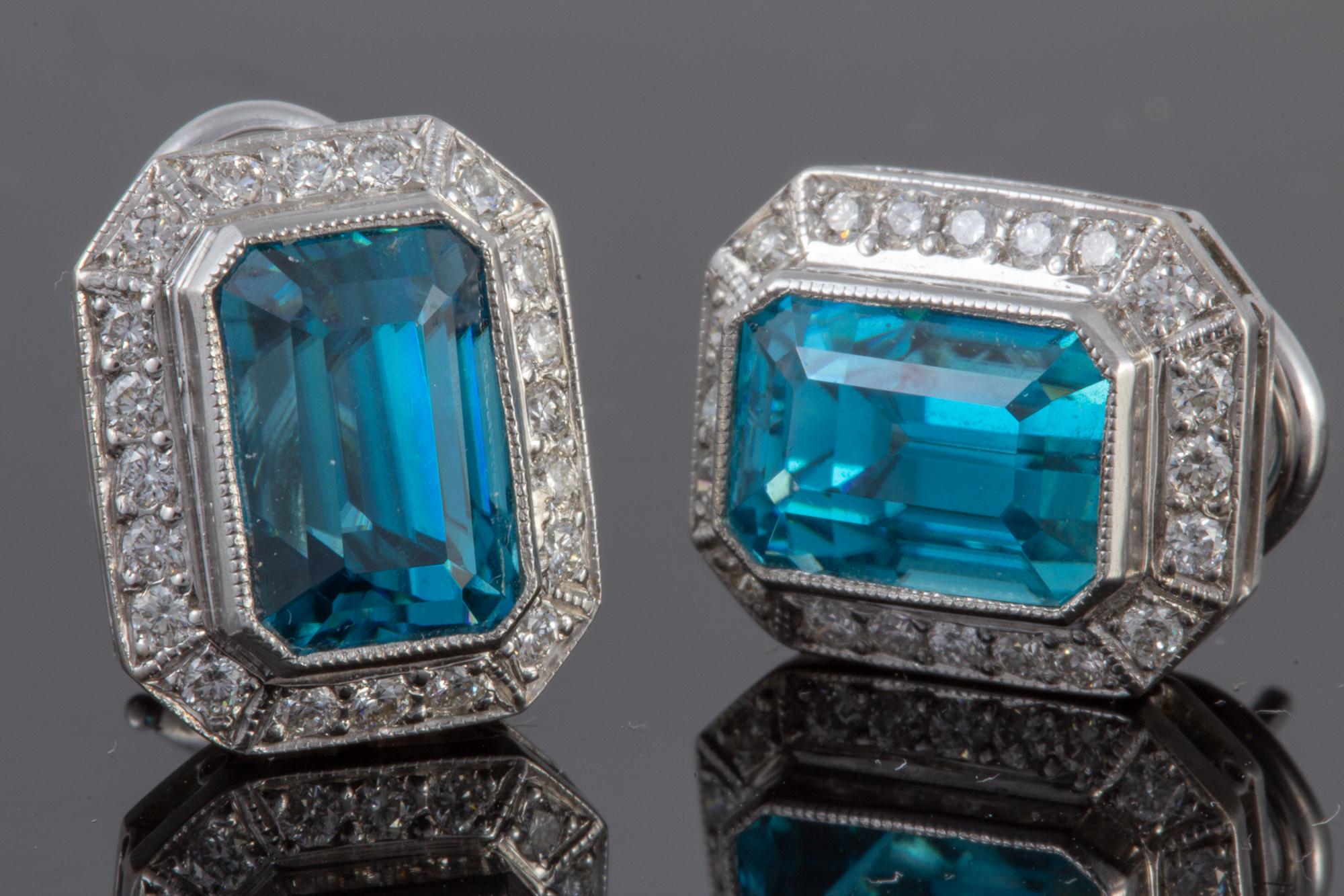 Cambodian Blue Zircon and Diamond Earrings Set in 18 Karat Gold and Platinum For Sale 1