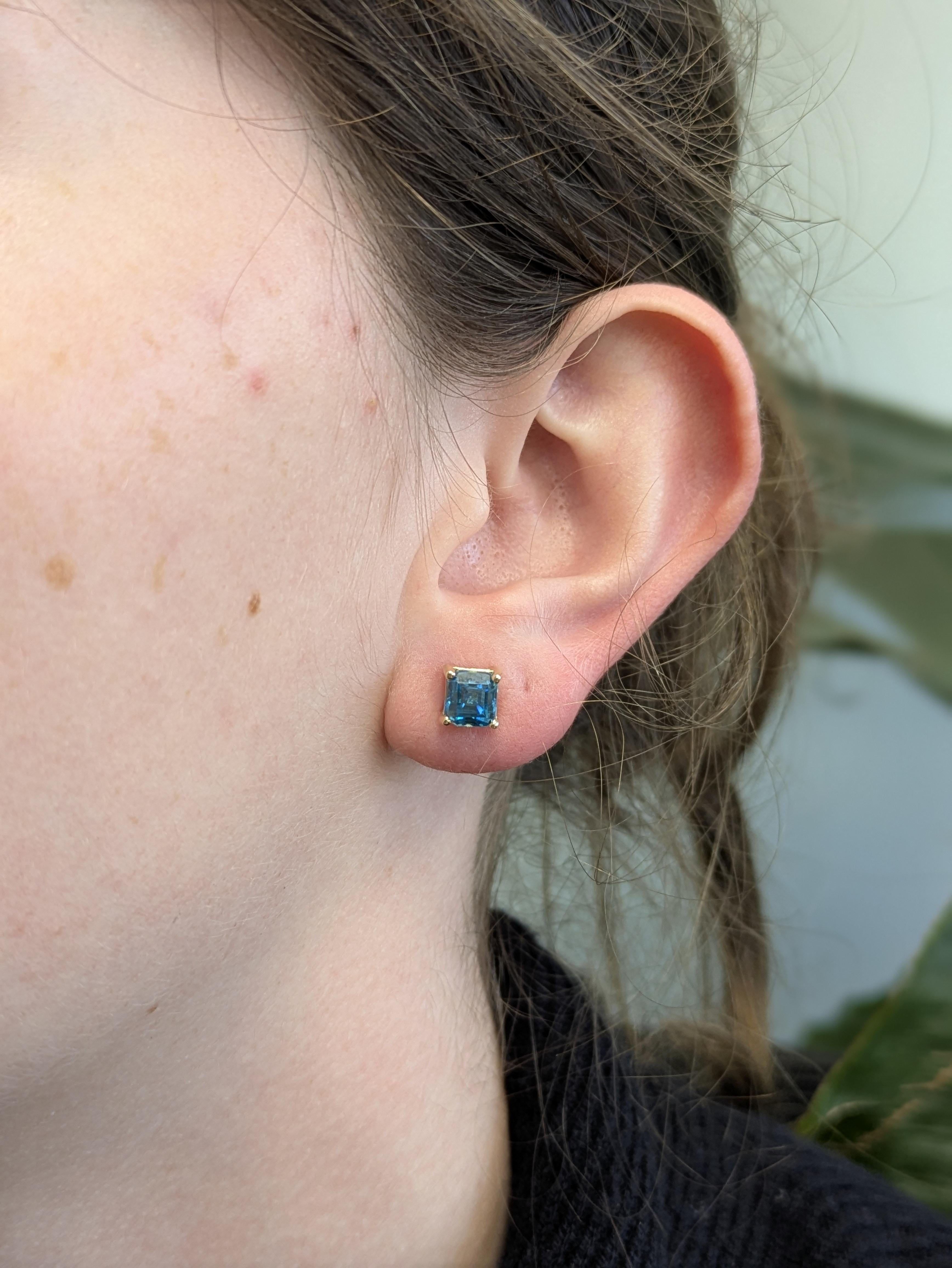 Diese strahlenden und raffinierten Ohrringe bestehen aus 5,22 Karat blauen Zirkonen aus Kambodscha im perfekten Kissenschliff (6 mm). Die in 14-karätigem Gold (1,63 g) gefassten Steine weisen eine bemerkenswerte Brillanz und Tiefe auf und bieten