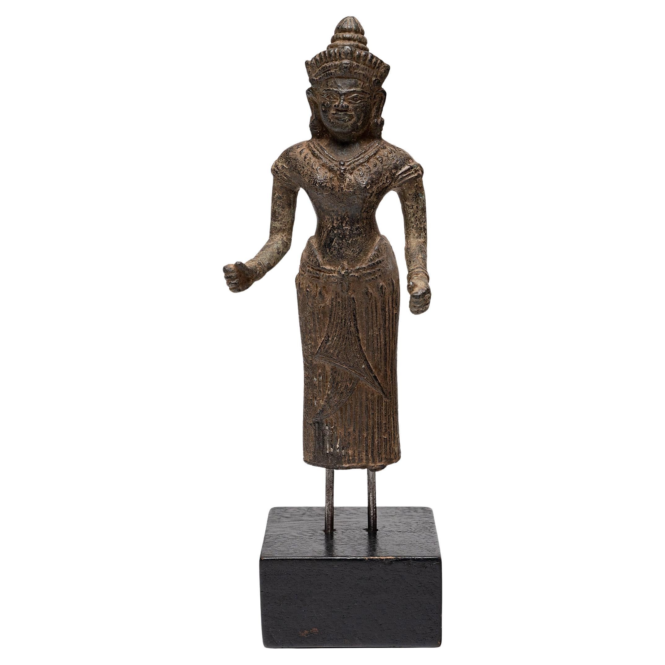 Statue de la déesse Lakshmi en bronze cambodgien en vente