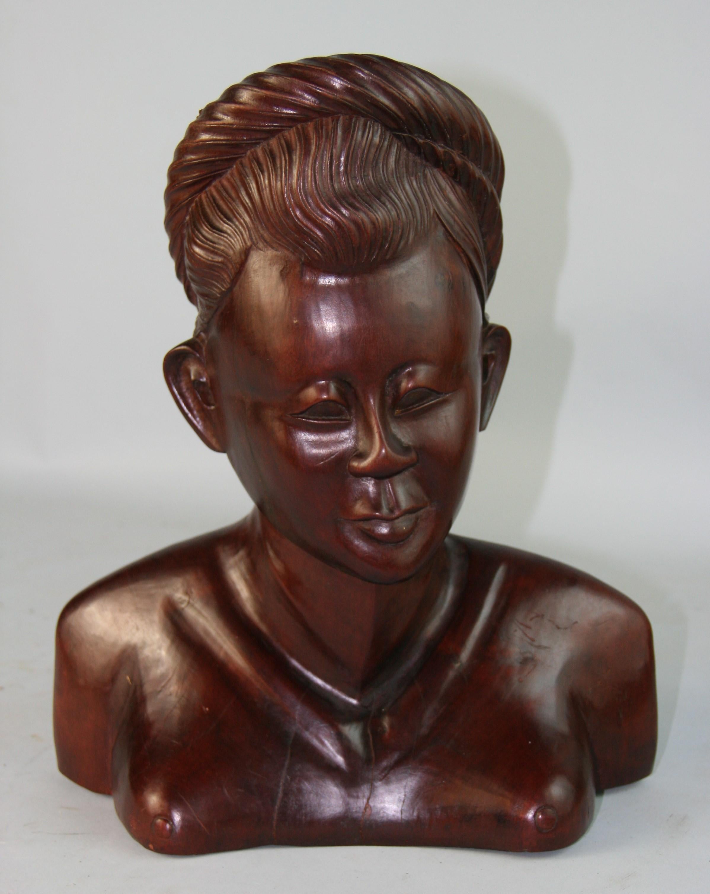 Kambodschanische handgeschnitzte Prinzessin-Skulptur im Zustand „Gut“ im Angebot in Douglas Manor, NY