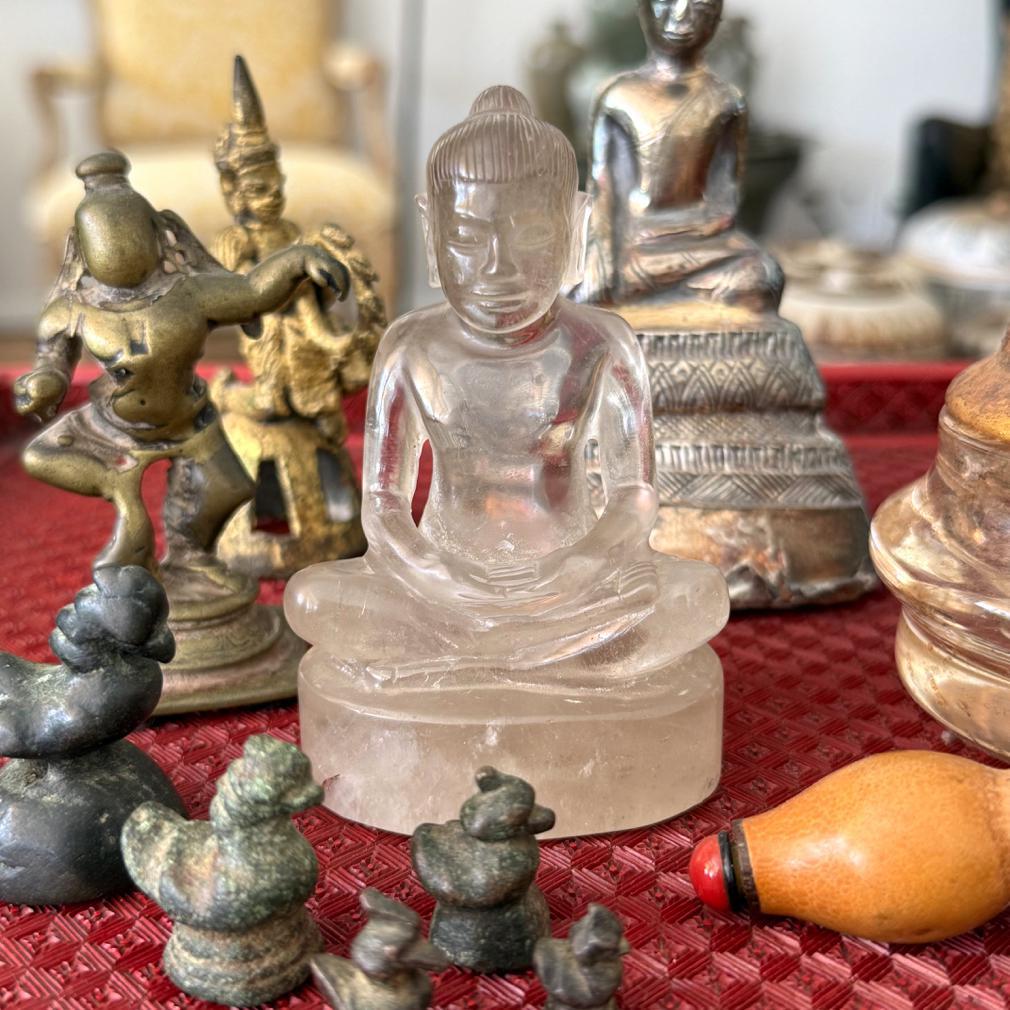 Sculpture cambodgienne en cristal de roche de Jayavarman VII en méditation en vente 4