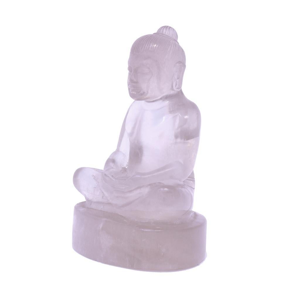 Sculpture cambodgienne en cristal de roche de Jayavarman VII en méditation. Sculpture lapidaire contemporaine réalisée à partir d'un seul morceau de quartz massif présentant des zones nuageuses et des inclusions. Le personnage assis en position