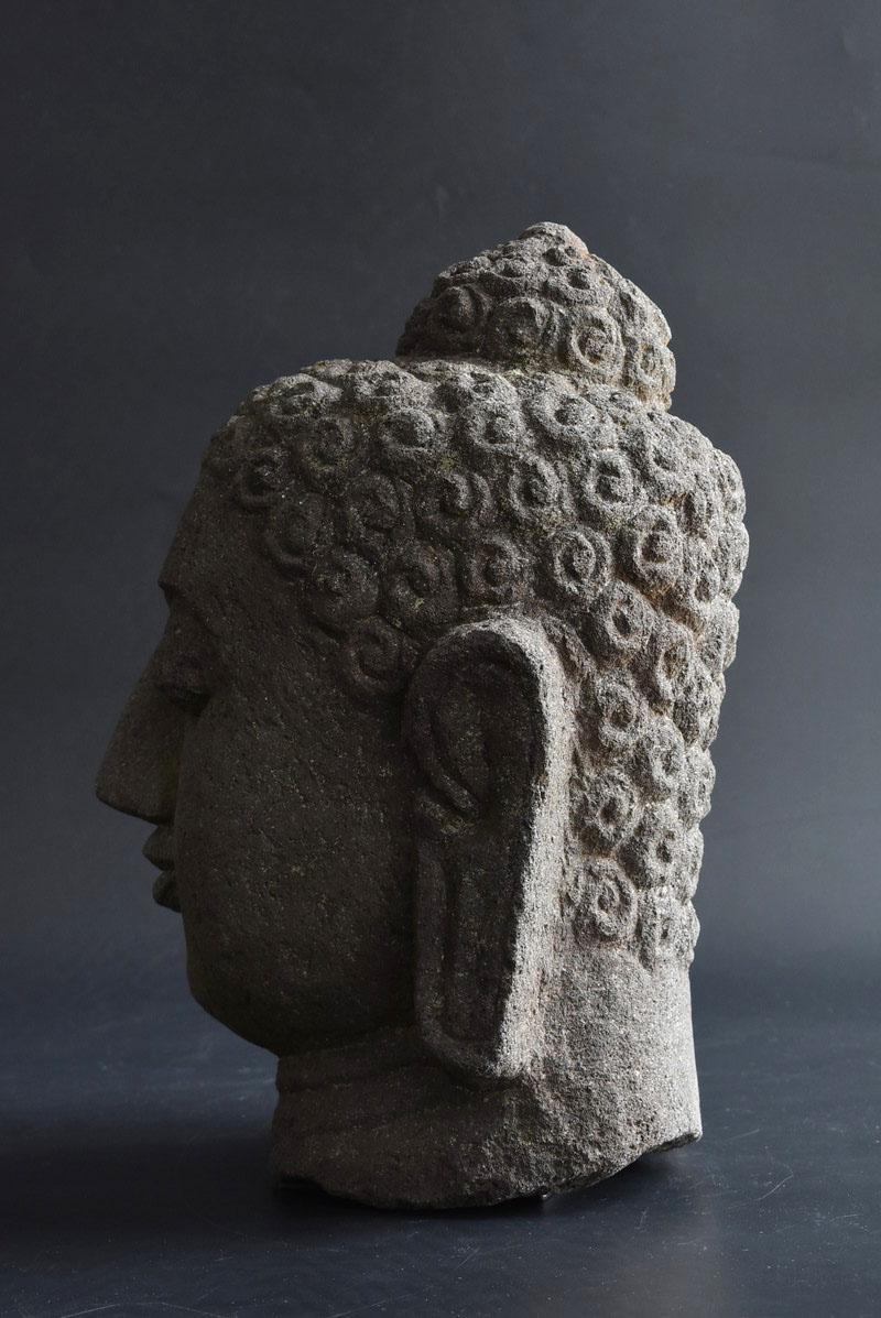 I think it is the head of the stone Buddha of Cambodia in Southeast Asia.
There are similarities such as the characteristics of Cambodian Buddha statues, hairstyles, eyes and nose.
The head part is in good condition and you can see the facial