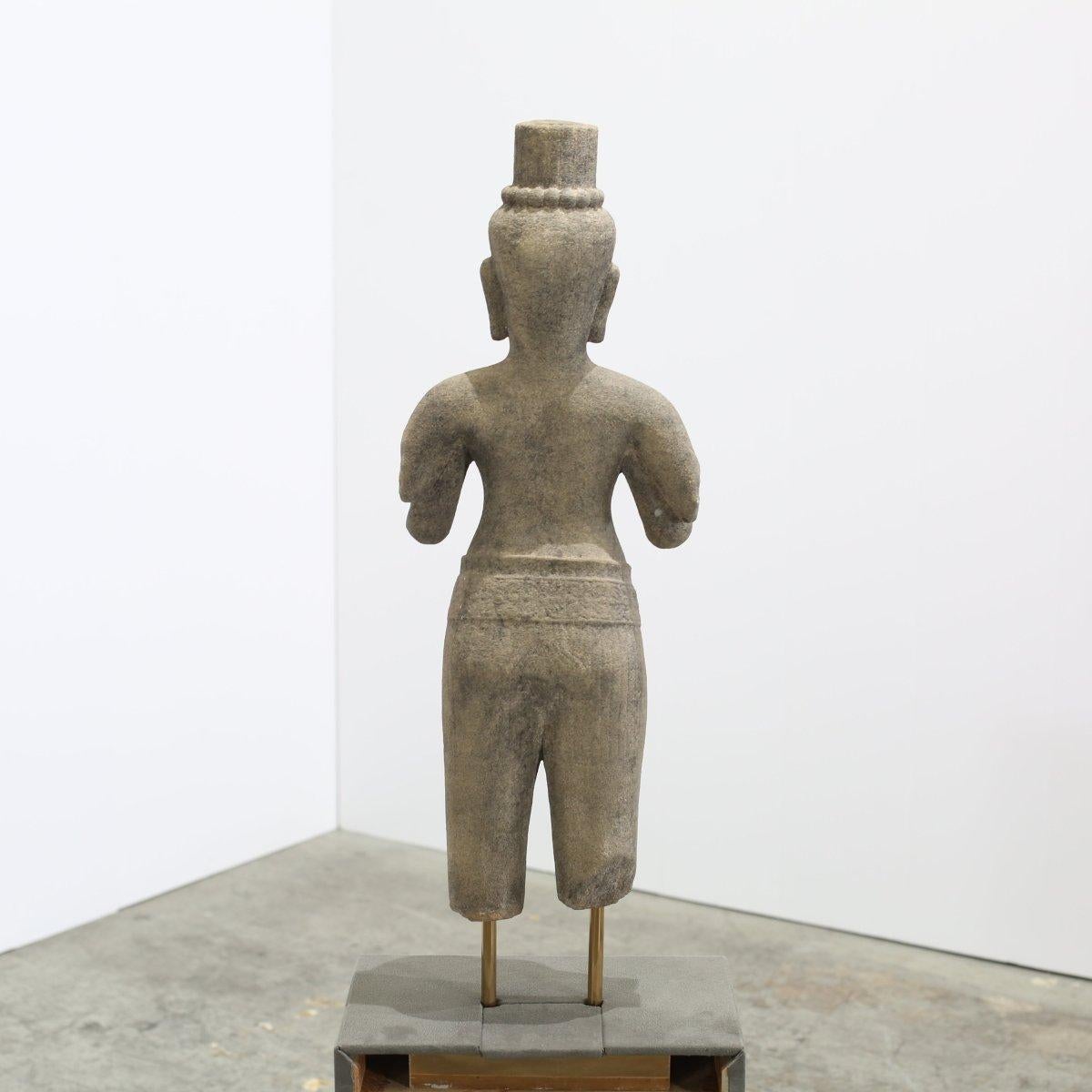 Moderno Statua cambogiana in pietra su basamento in vendita