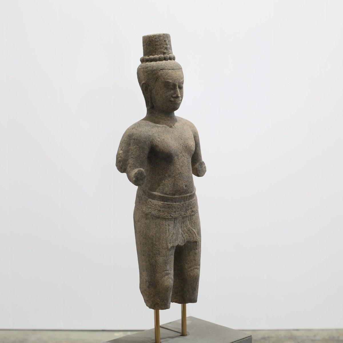 Cambogiano Statua cambogiana in pietra su basamento in vendita