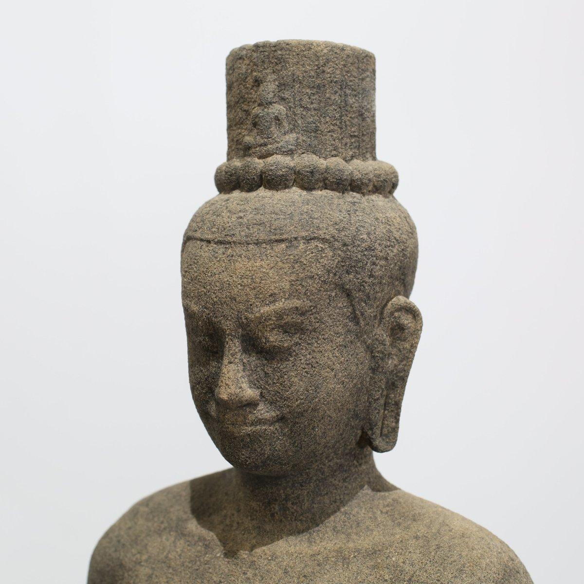 Statua cambogiana in pietra su basamento In condizioni buone in vendita a Basildon, London