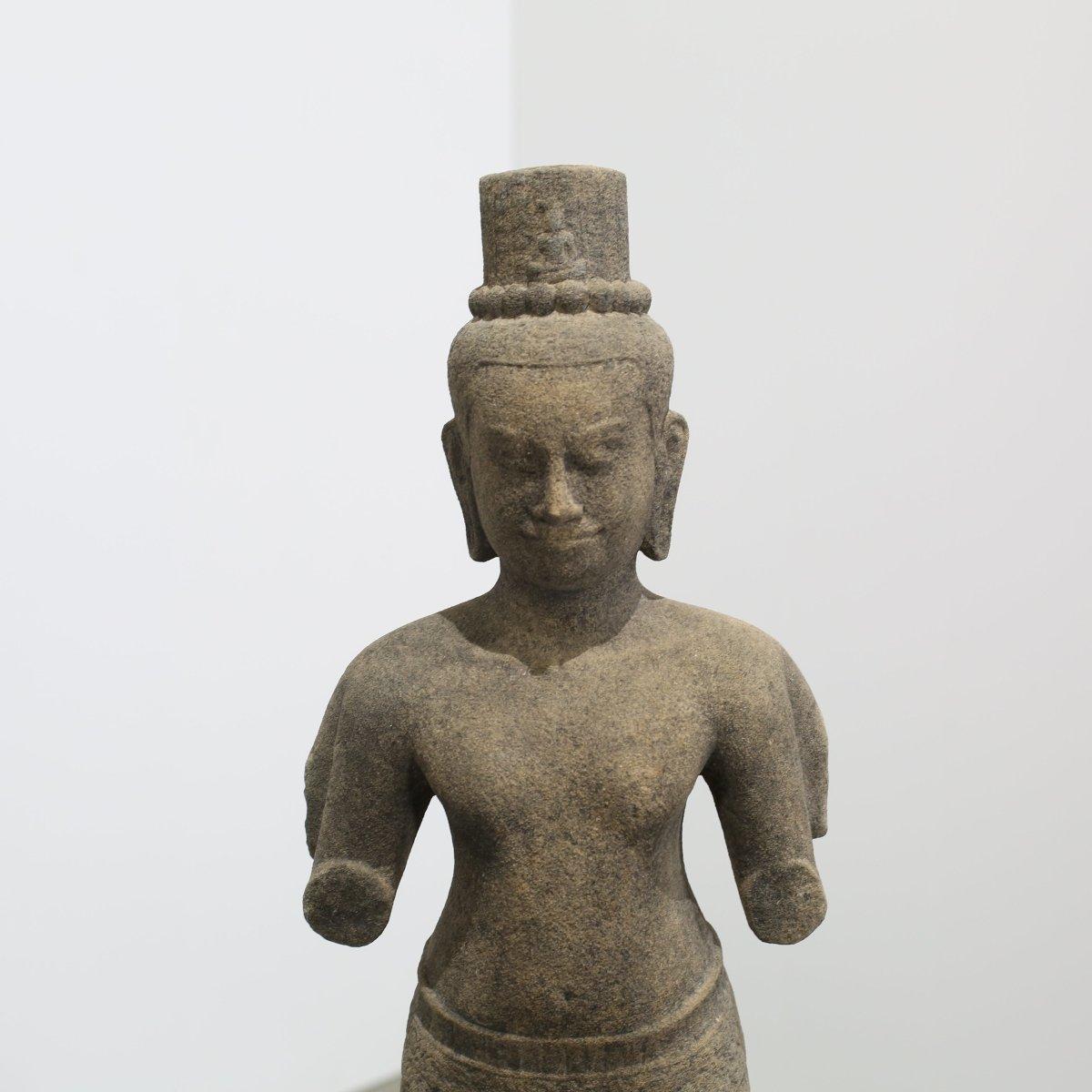 XXI secolo e contemporaneo Statua cambogiana in pietra su basamento in vendita