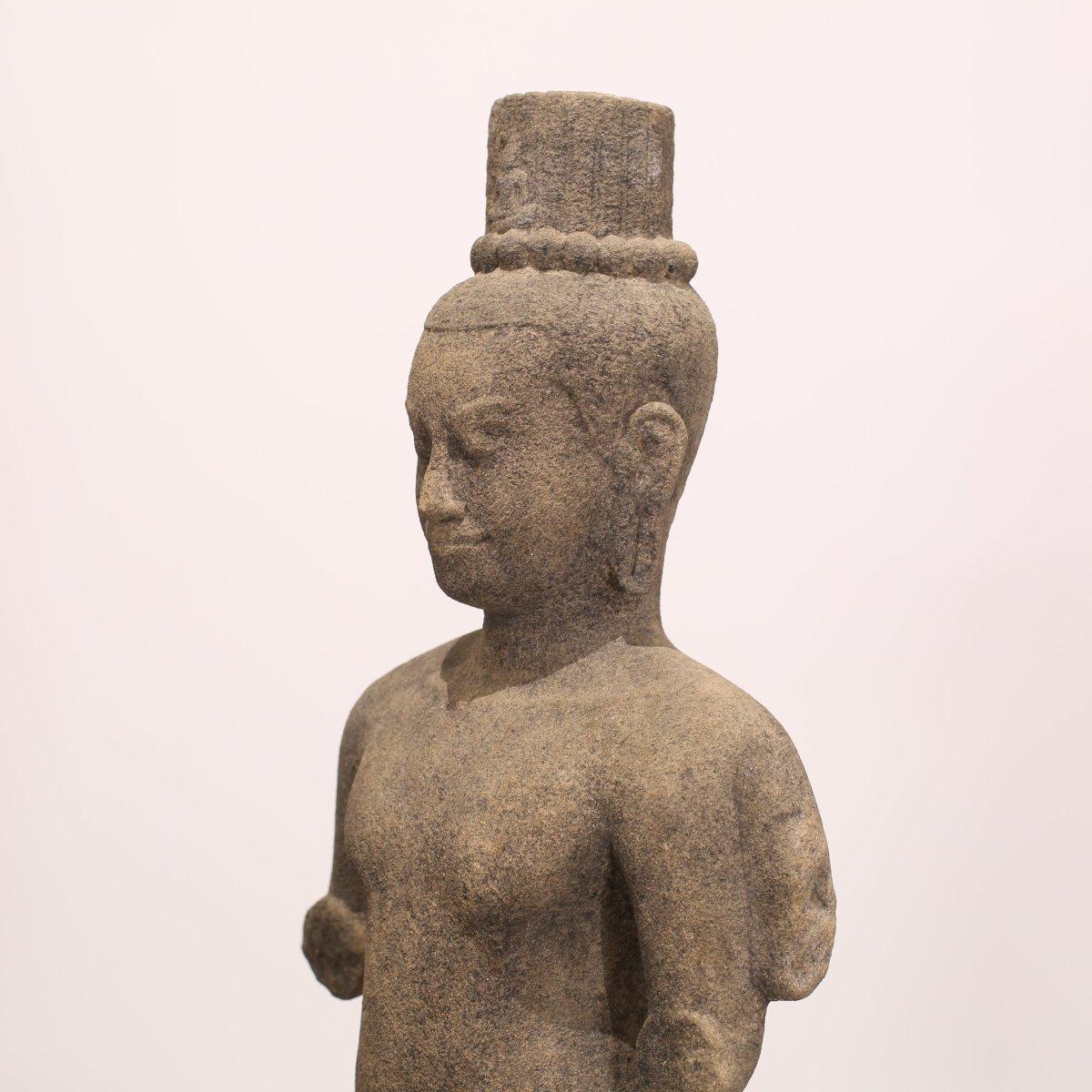 Pietra Statua cambogiana in pietra su basamento in vendita