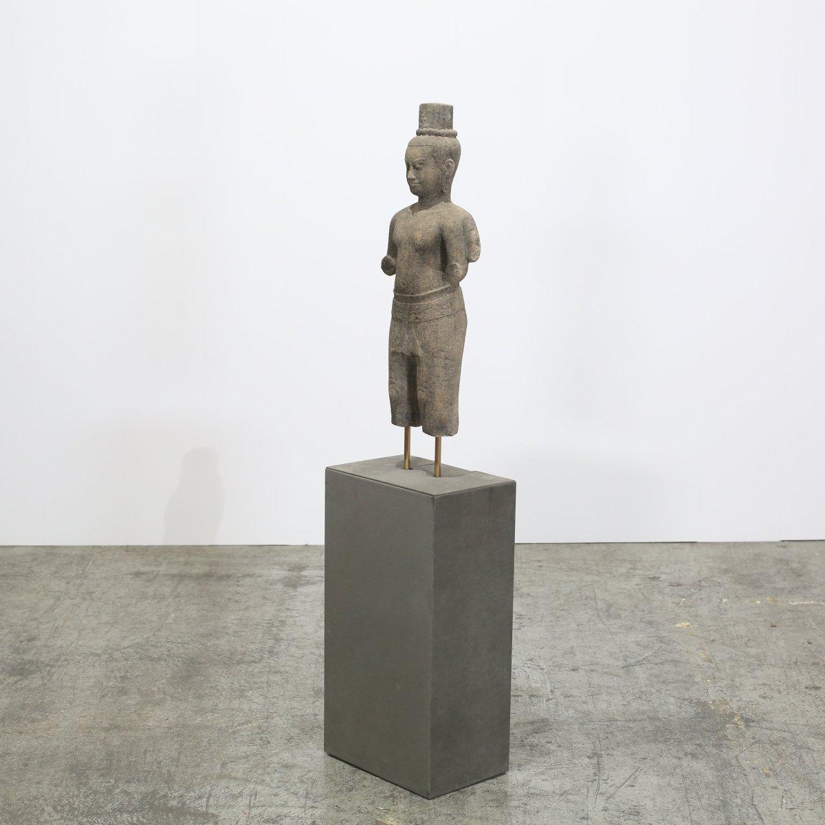 Statua cambogiana in pietra su basamento in vendita 1