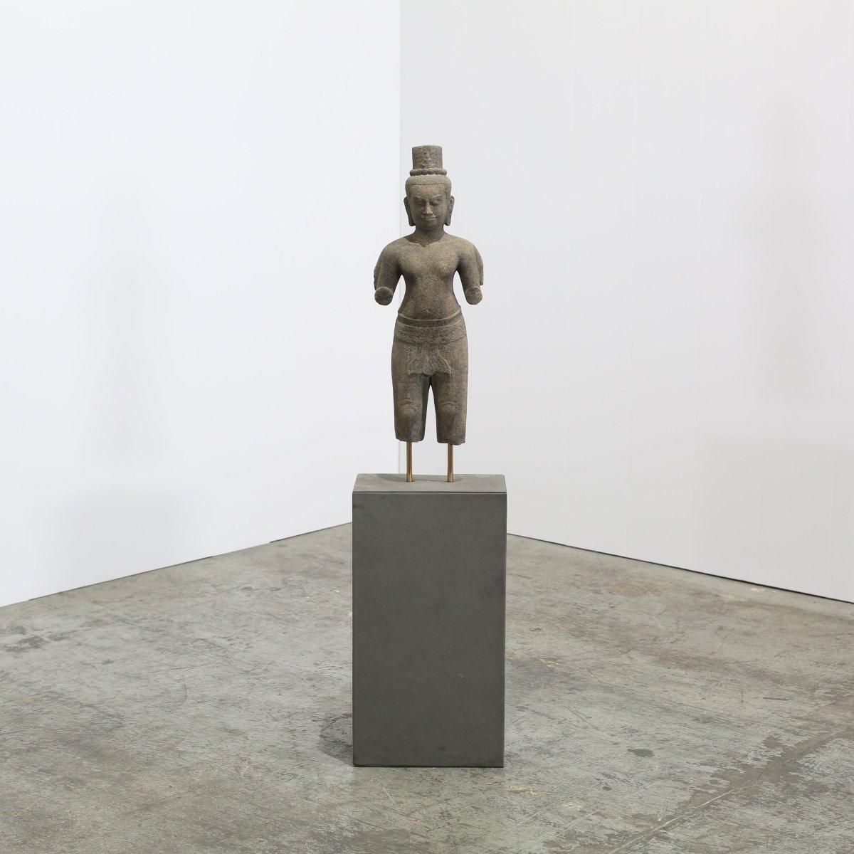 Statua cambogiana in pietra su basamento in vendita 2