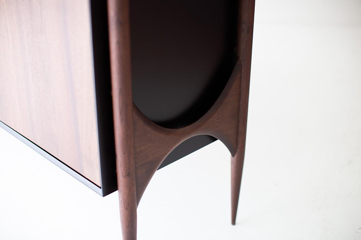 Fatto a mano Cambre Credenza, Credenza moderna in noce, nero, 2 cassetti, per Craft Associates in vendita