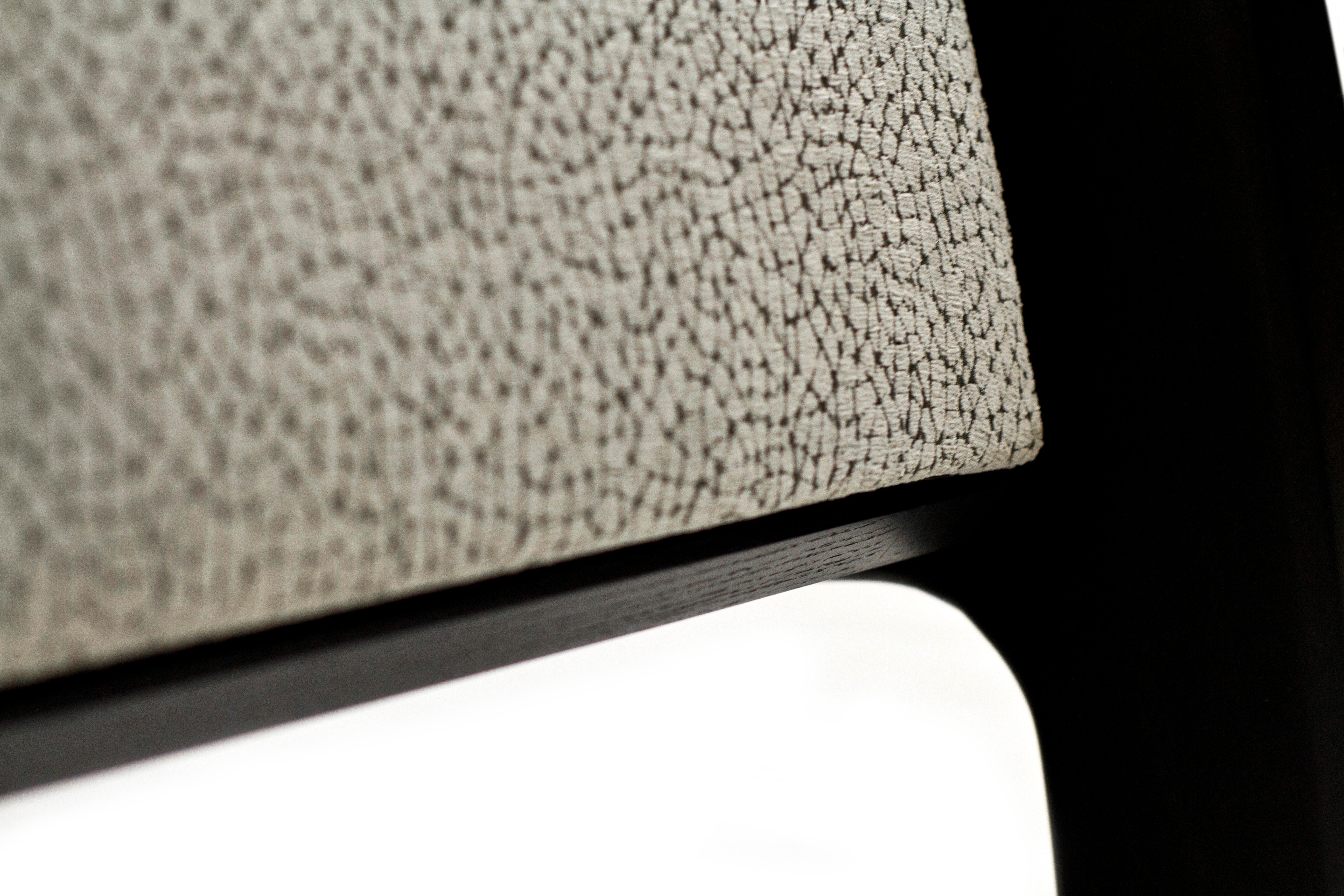 Cambre Loungesessel aus ebonisierter Esche mit grauem gepolstertem Kissen von Wooda im Angebot 1