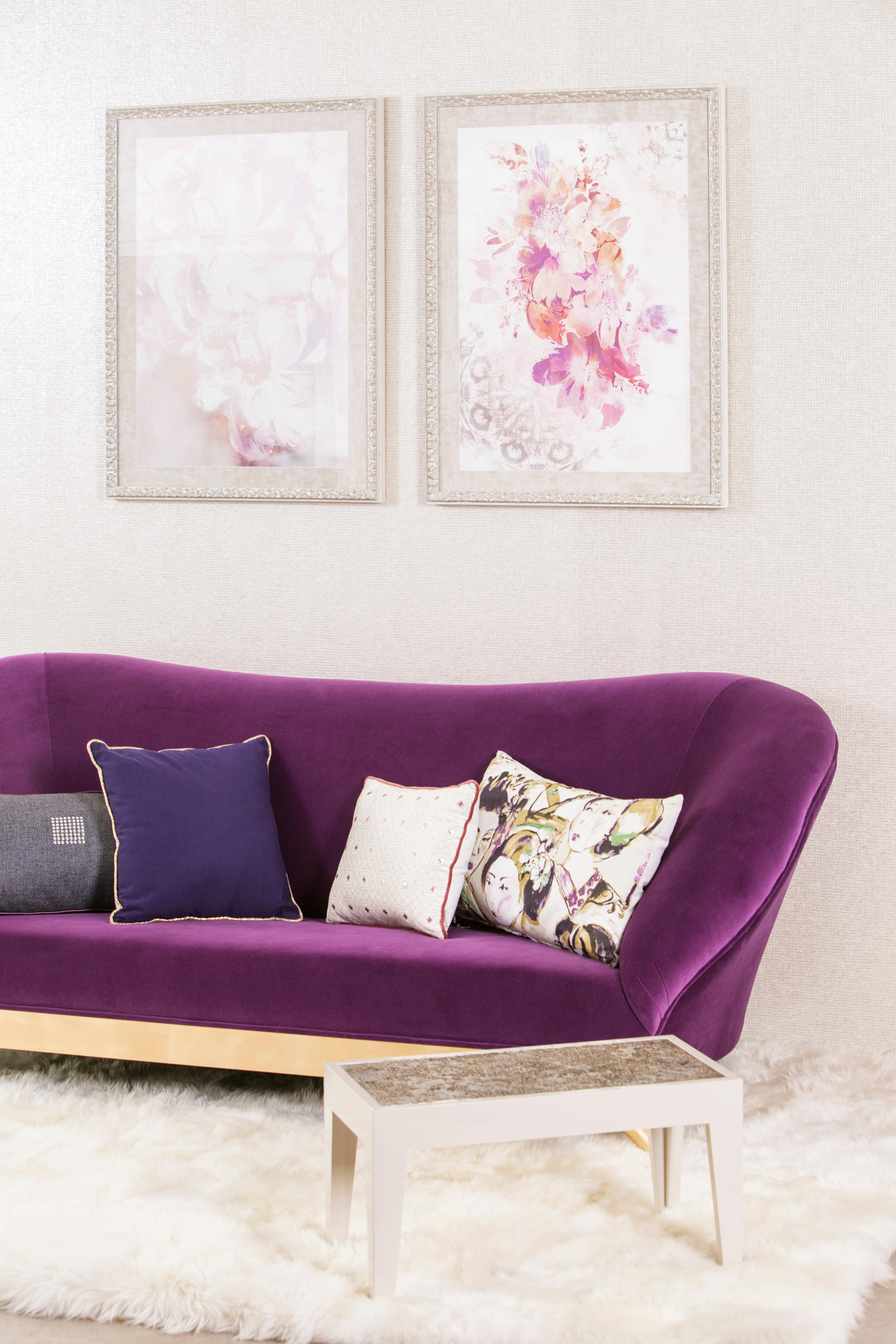 Sofá Loveseat Cambridge, Colección Modern, Hecho a mano en Portugal - Europa by GF Modern.

Con un diseño elegante inspirado en el entorno eterno de la vida bohemia, Cambridge desprende una sensación elegante y serena a la vez. Las patas y el