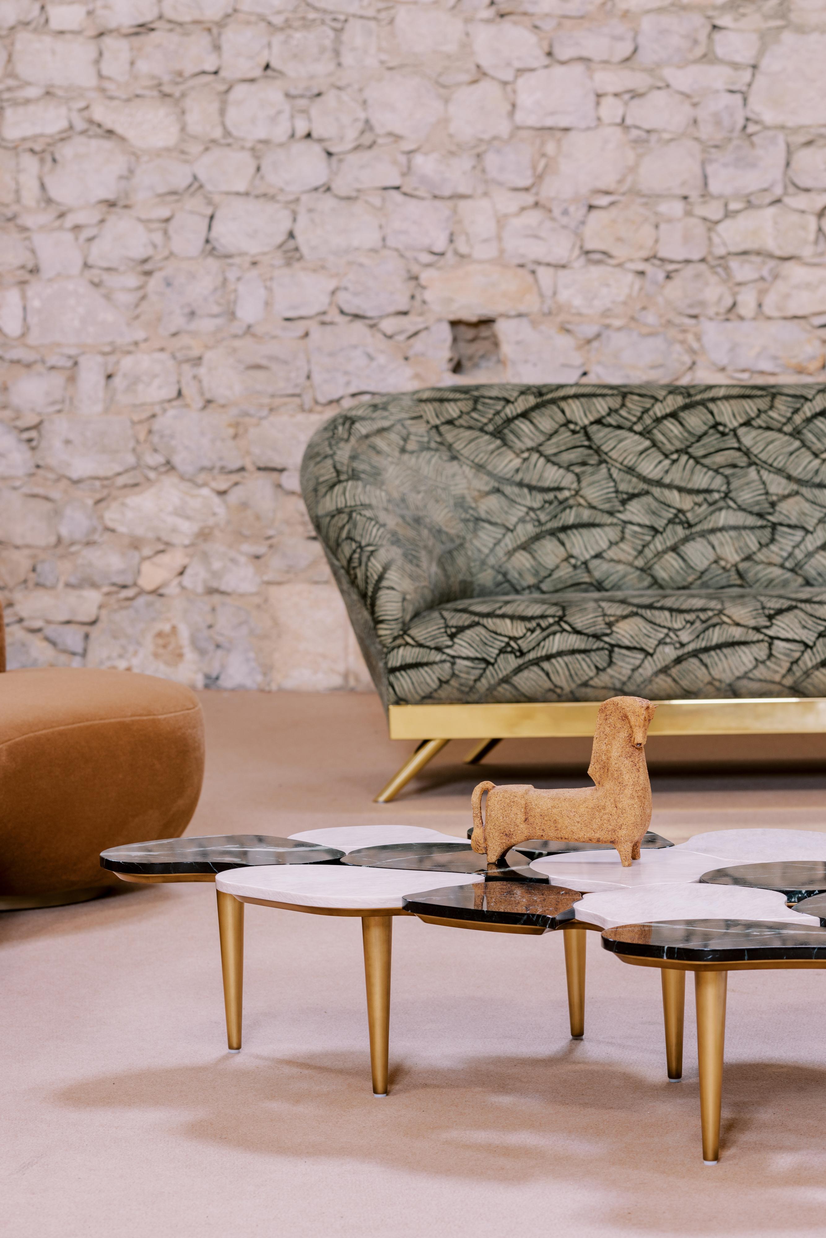Sofá Loveseat Cambridge al estilo de los años 30 hecho a mano en Portugal by Greenapple Latón en venta