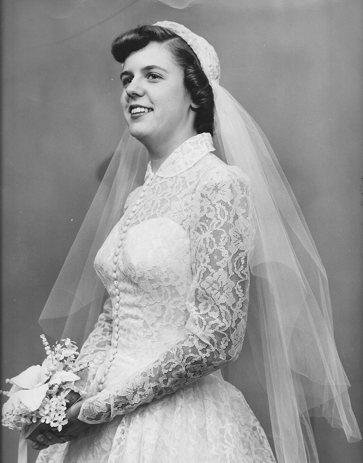 Grace Kelly Inspiriert Elfenbein High-Neck Illusion Hochzeitskleid und Cap - XS, 1951 im Angebot 9