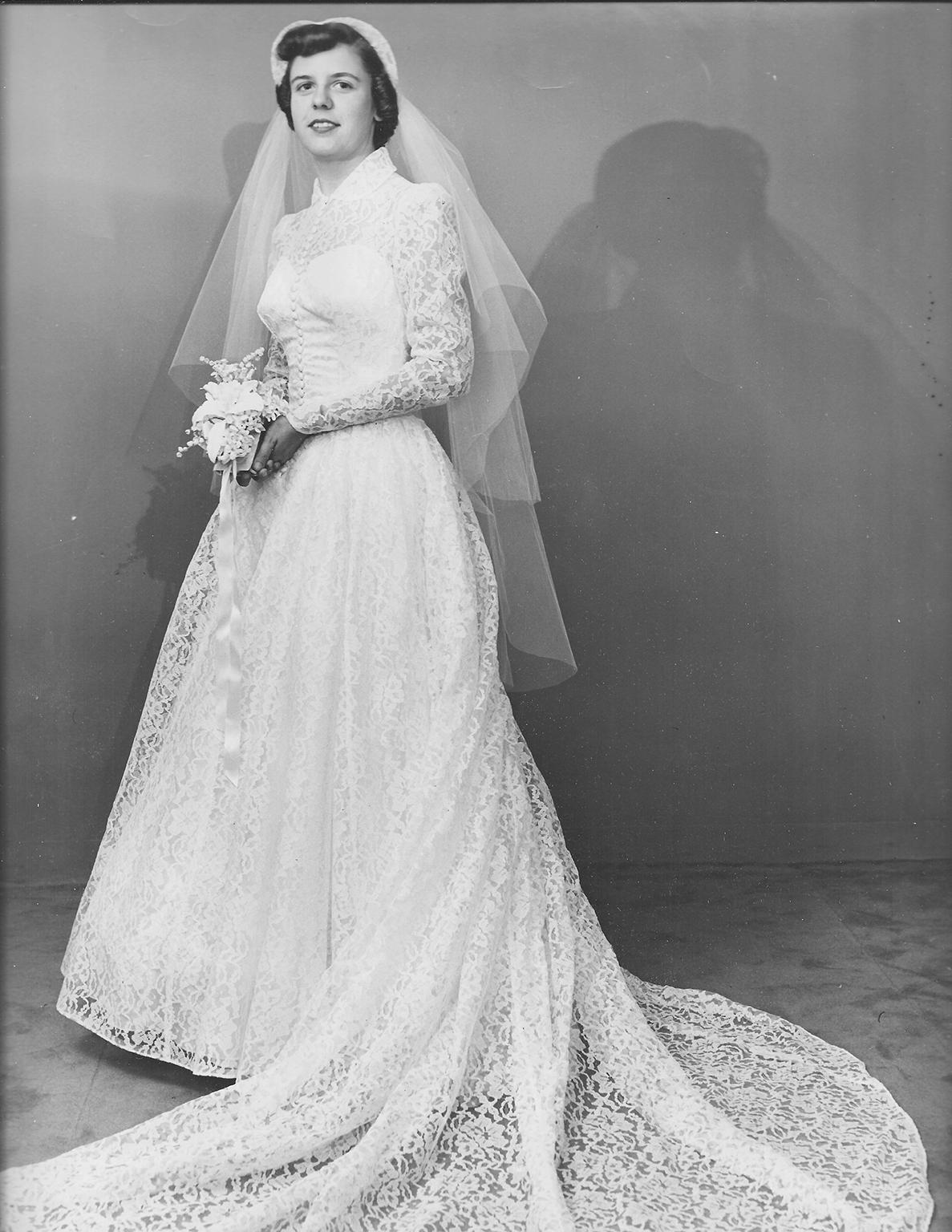 Grace Kelly Inspiriert Elfenbein High-Neck Illusion Hochzeitskleid und Cap - XS, 1951 im Angebot 10