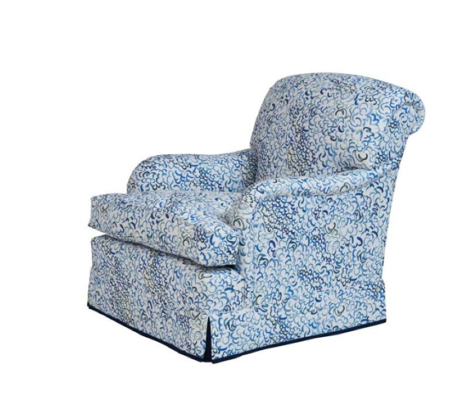 Nuestro nuevo diseño Camden surgió del deseo de crear un diseño tradicional con un bonito respaldo con volutas y con brazos de estilo Beaufort. Funciona bien y también quedaría bien sin falda para un look contemporáneo. El tejido es un lino KLS