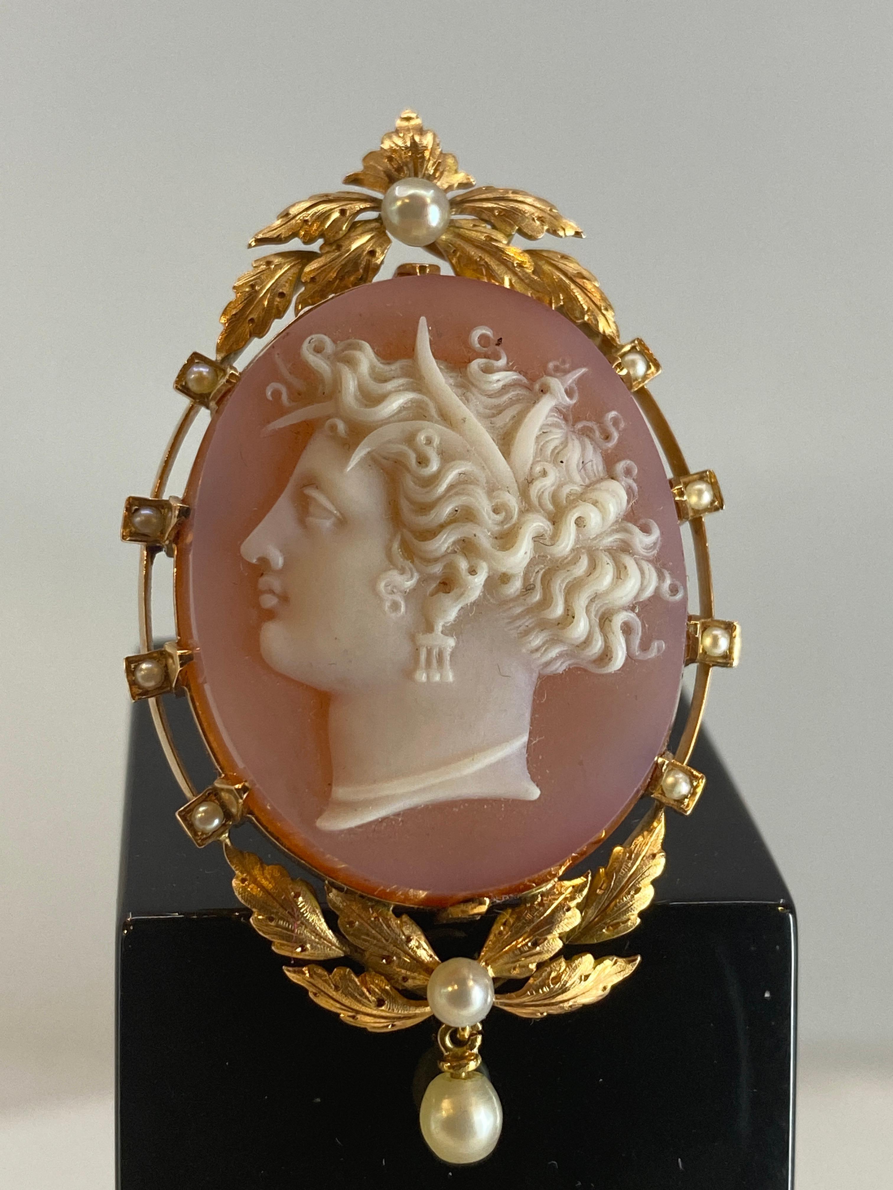 Camée Ancien En Agate, Profil De Femme, Monture En or 18 Carats Et Perles Fines For Sale 1