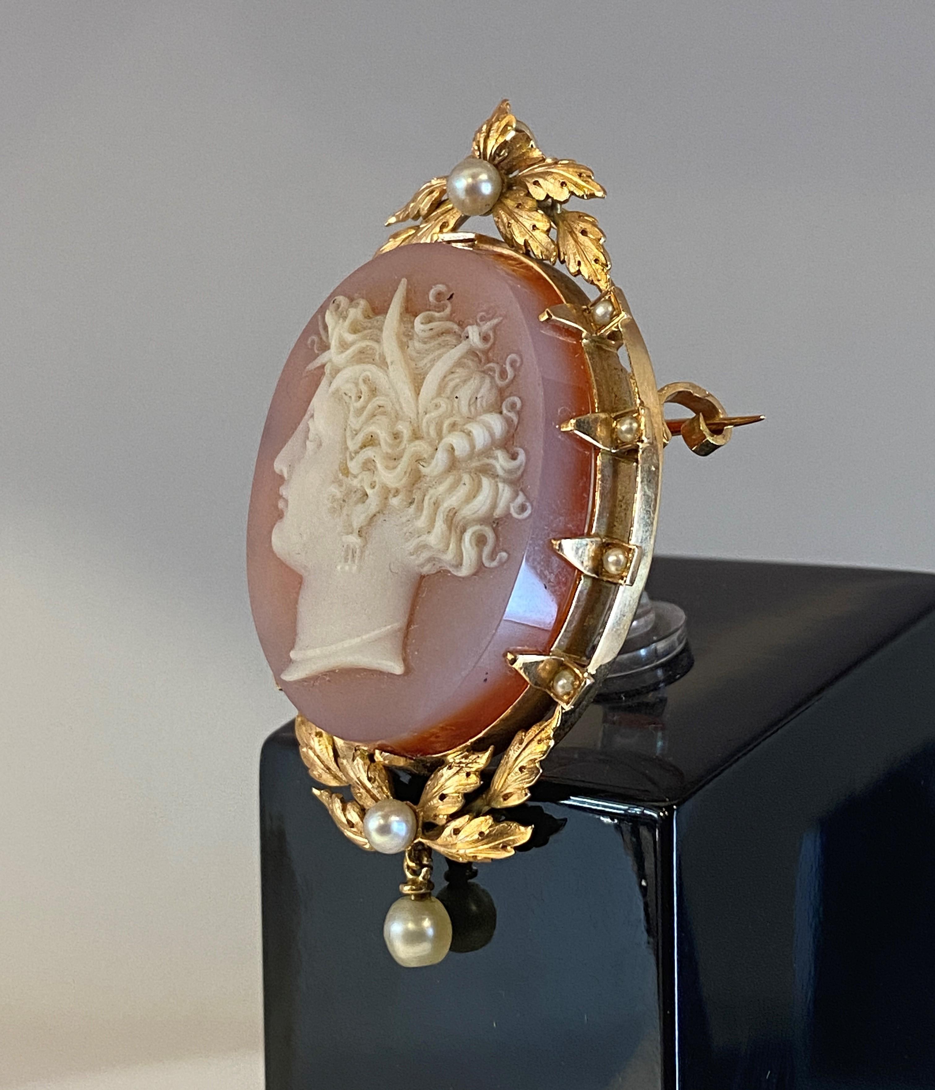 Napoleon III Camée Ancien En Agate, Profil De Femme, Monture En or 18 Carats Et Perles Fines For Sale