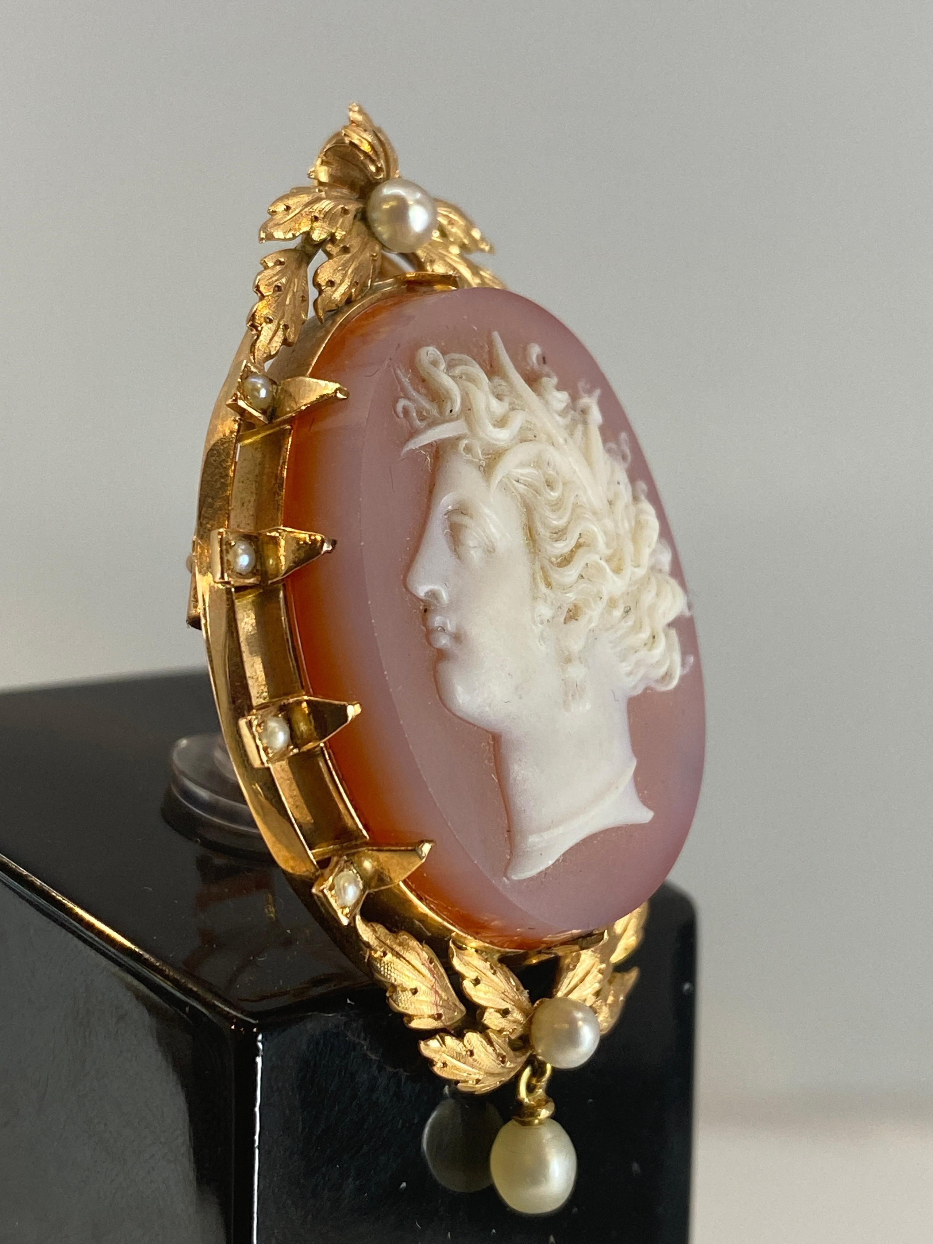 Portrait Cut Camée Ancien En Agate, Profil De Femme, Monture En or 18 Carats Et Perles Fines For Sale