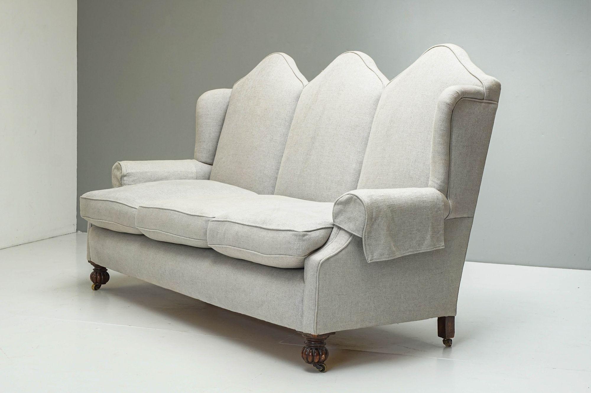 Divano a 3 posti con schienale a cammello, rivestito di recente, su piedini a bun in noce.

Regno Unito Circa 1930

H. H. x L. 205cm x P. 85cm x SH 52cm